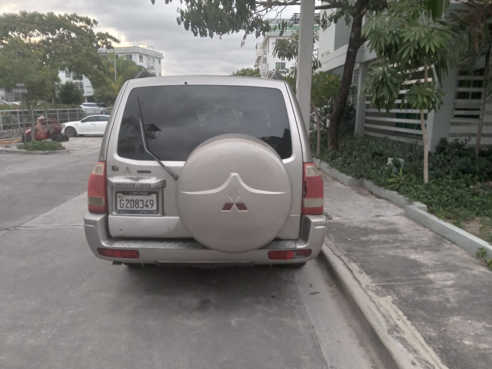 jeepetas y camionetas - Se vende hermosa Montero como nueva. 2