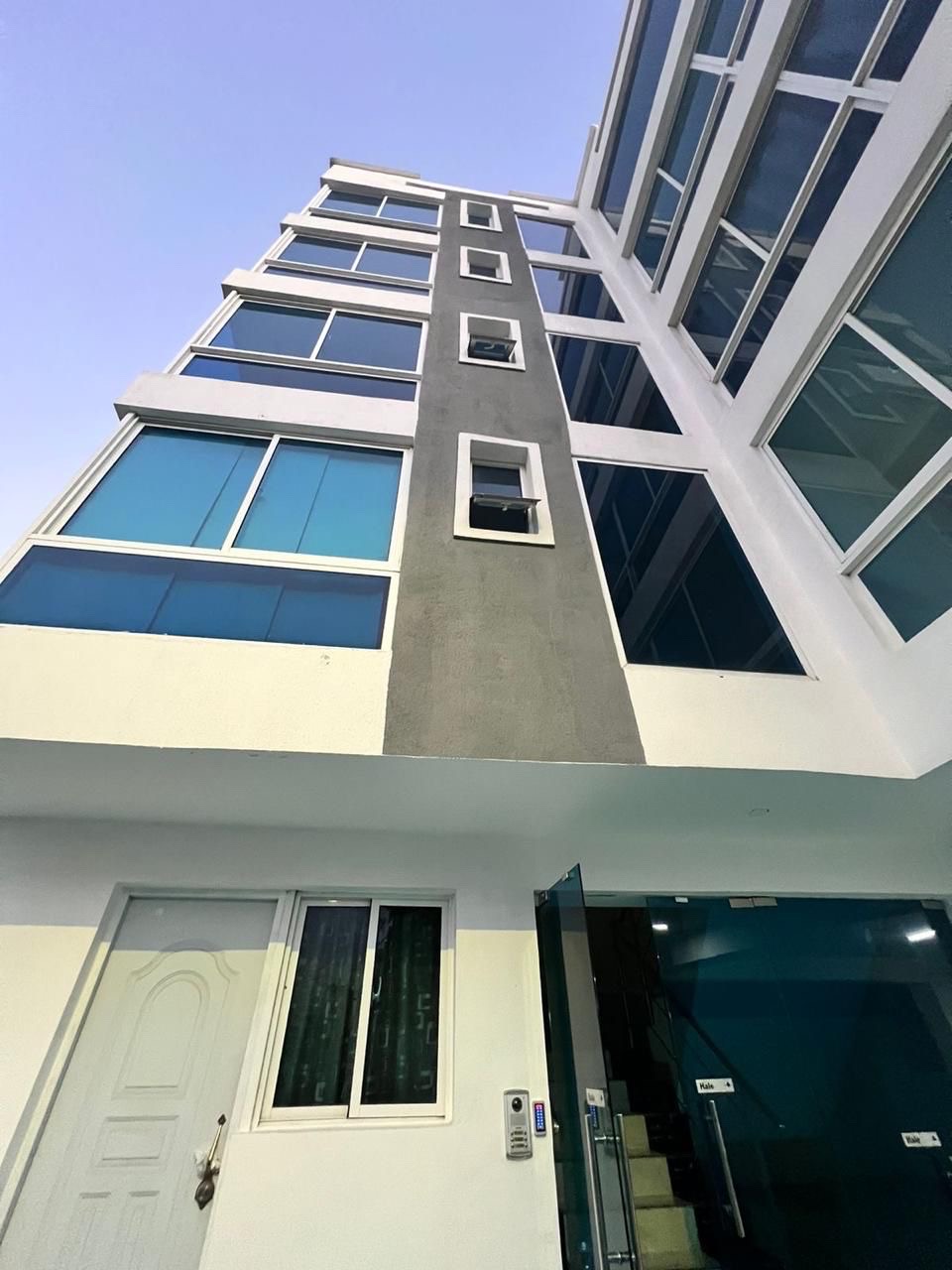 apartamentos - venta de apartamento 2do nivel en la autopista de san isidro Santo Domingo este  4