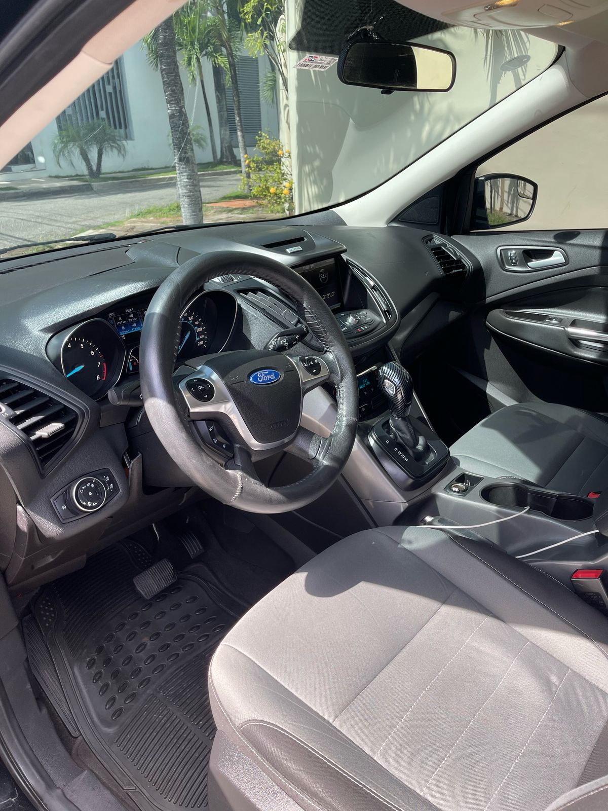 jeepetas y camionetas - Ford Escape 2016 con todos los extras. RD$ 495,000 6