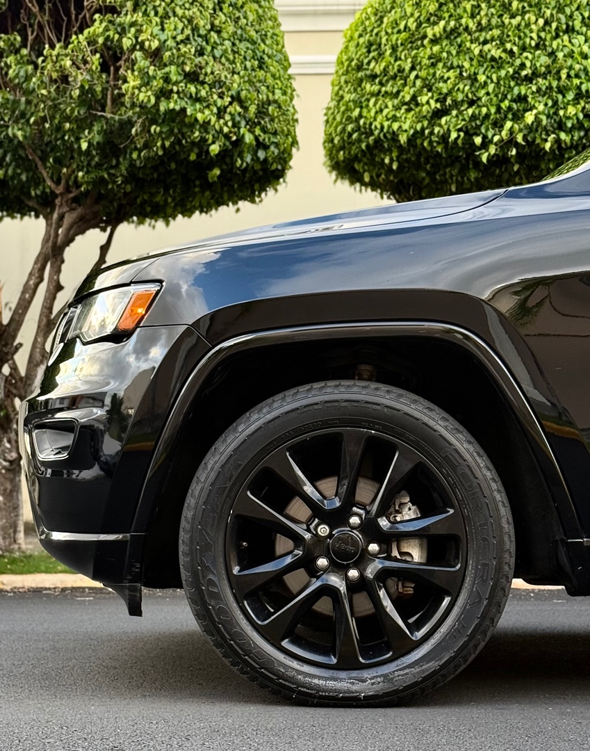 jeepetas y camionetas - Jeep Grand Cherokee Altitude 4x4 2017 US$18,900 2