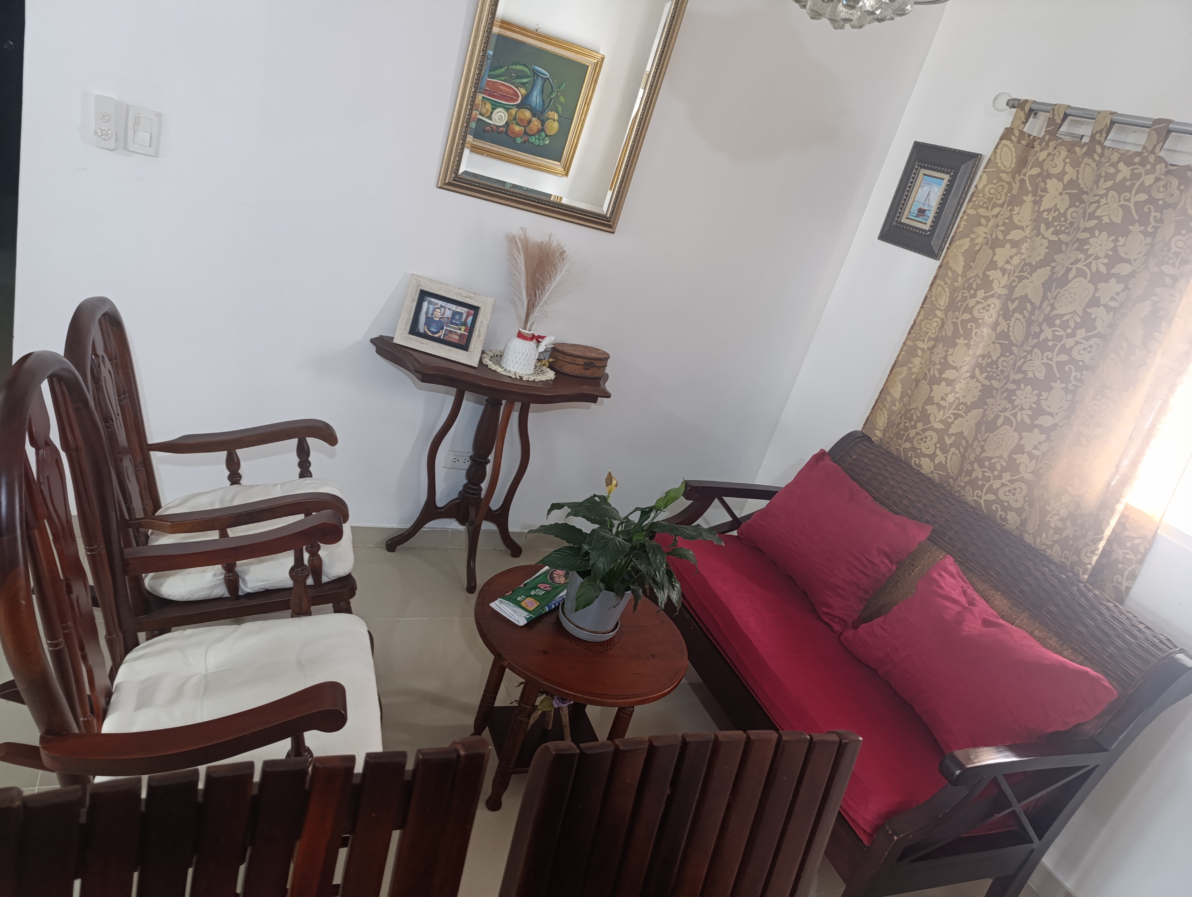 muebles y colchones - 2 Mecedoras de caoba, mesita caoba con mueble rattan. Execelentes condiciónes.