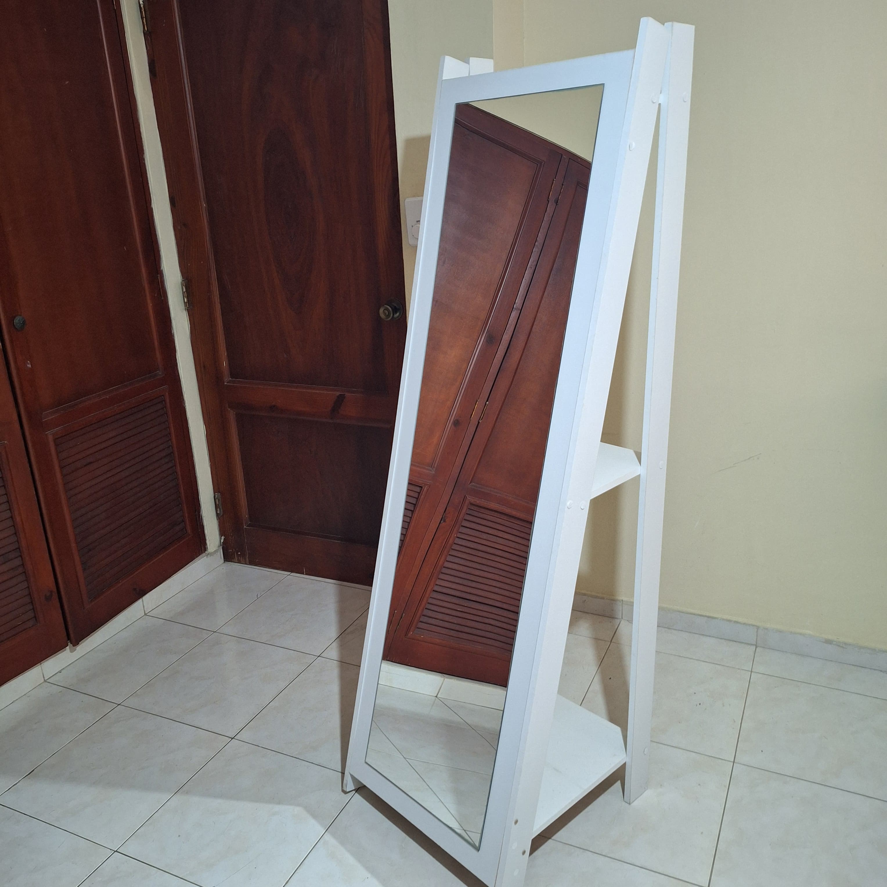 muebles y colchones - Comedor redondo , 4 sillas, Vendo por viaje 2