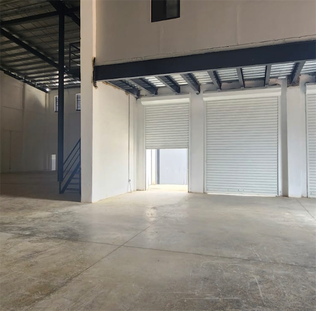 oficinas y locales comerciales - Nave céntrica con buen espacio 2
