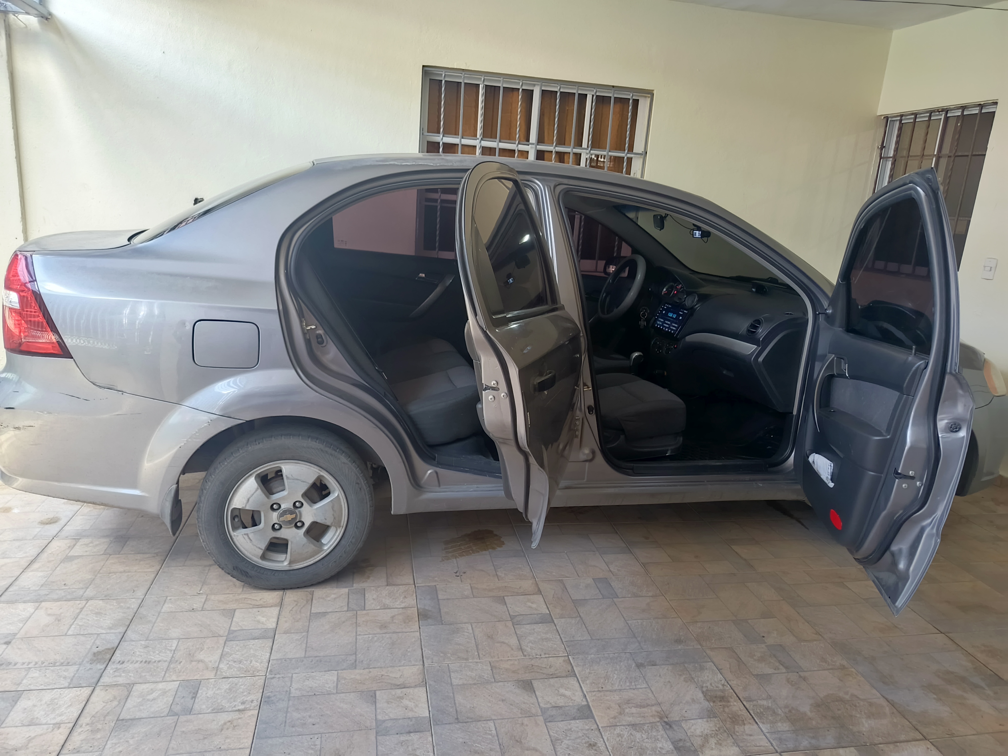 carros - Vehículo Chevrolet Aveo del motor pequeño del bueno, año 2010. 6