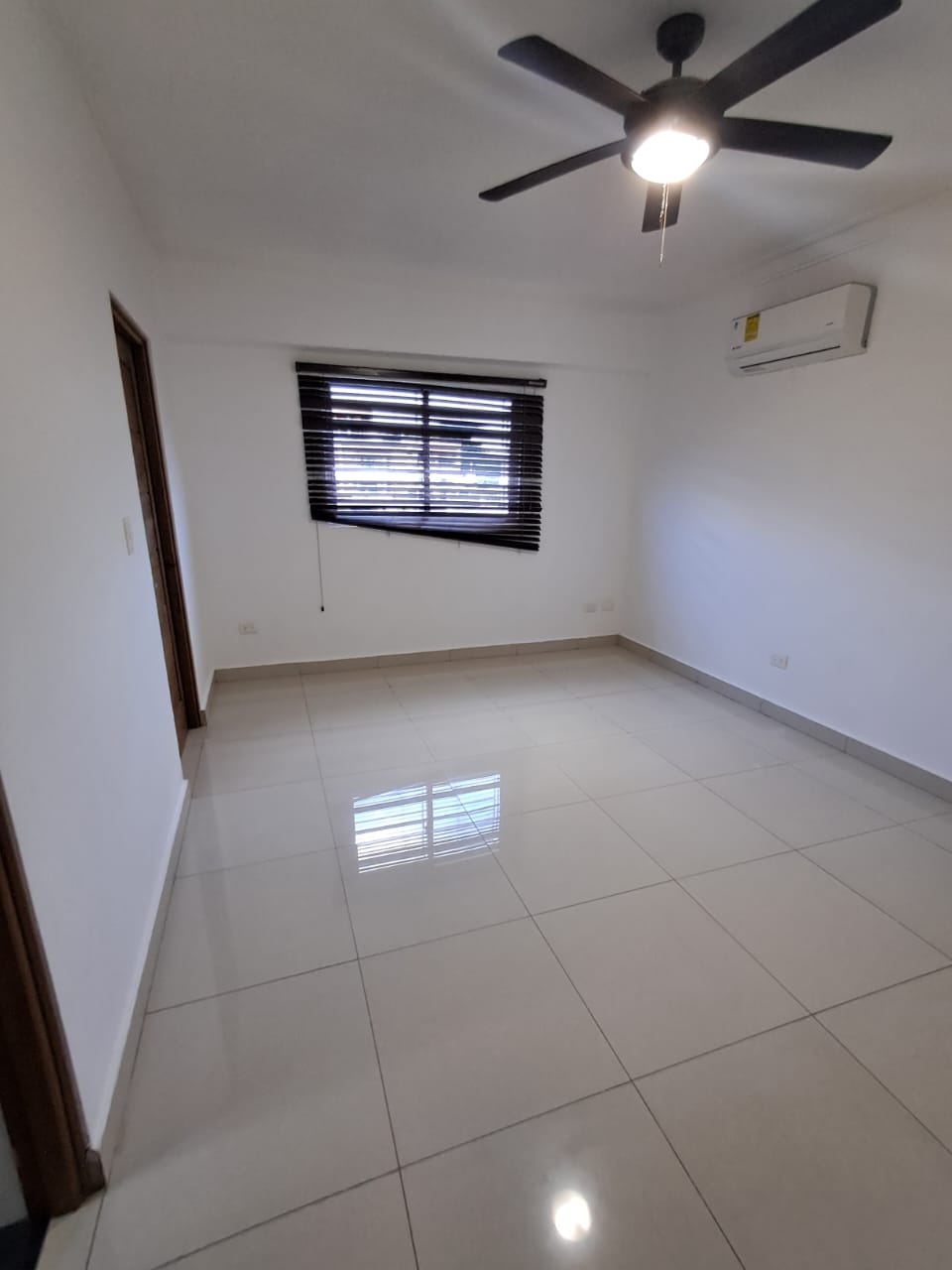 apartamentos - Se alquila amplio apartamento en Los Restauradores 8