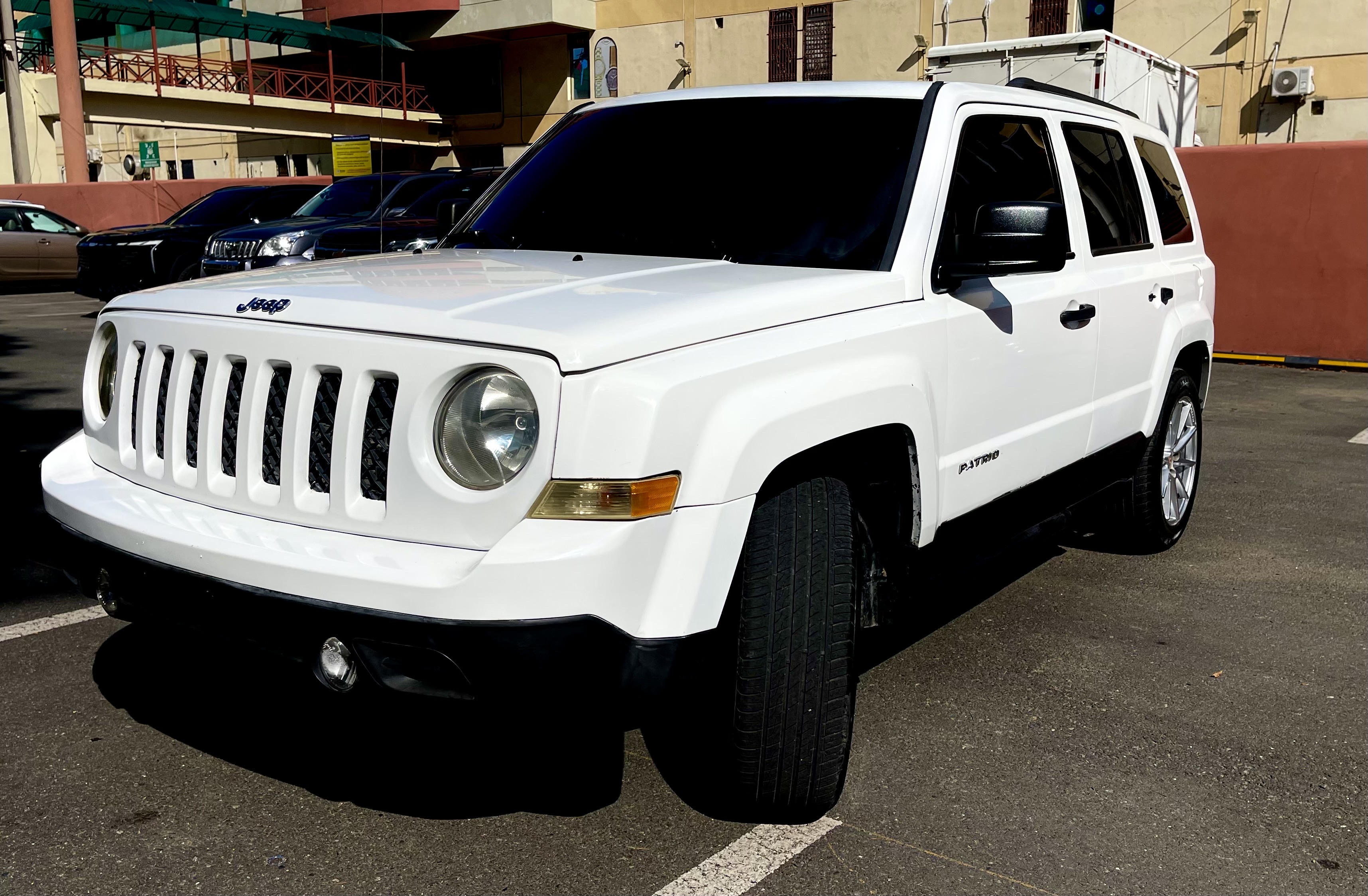jeepetas y camionetas - Jeep Patriot excelente estado, segundo dueño y muy económica, vidrios tintados.
 2
