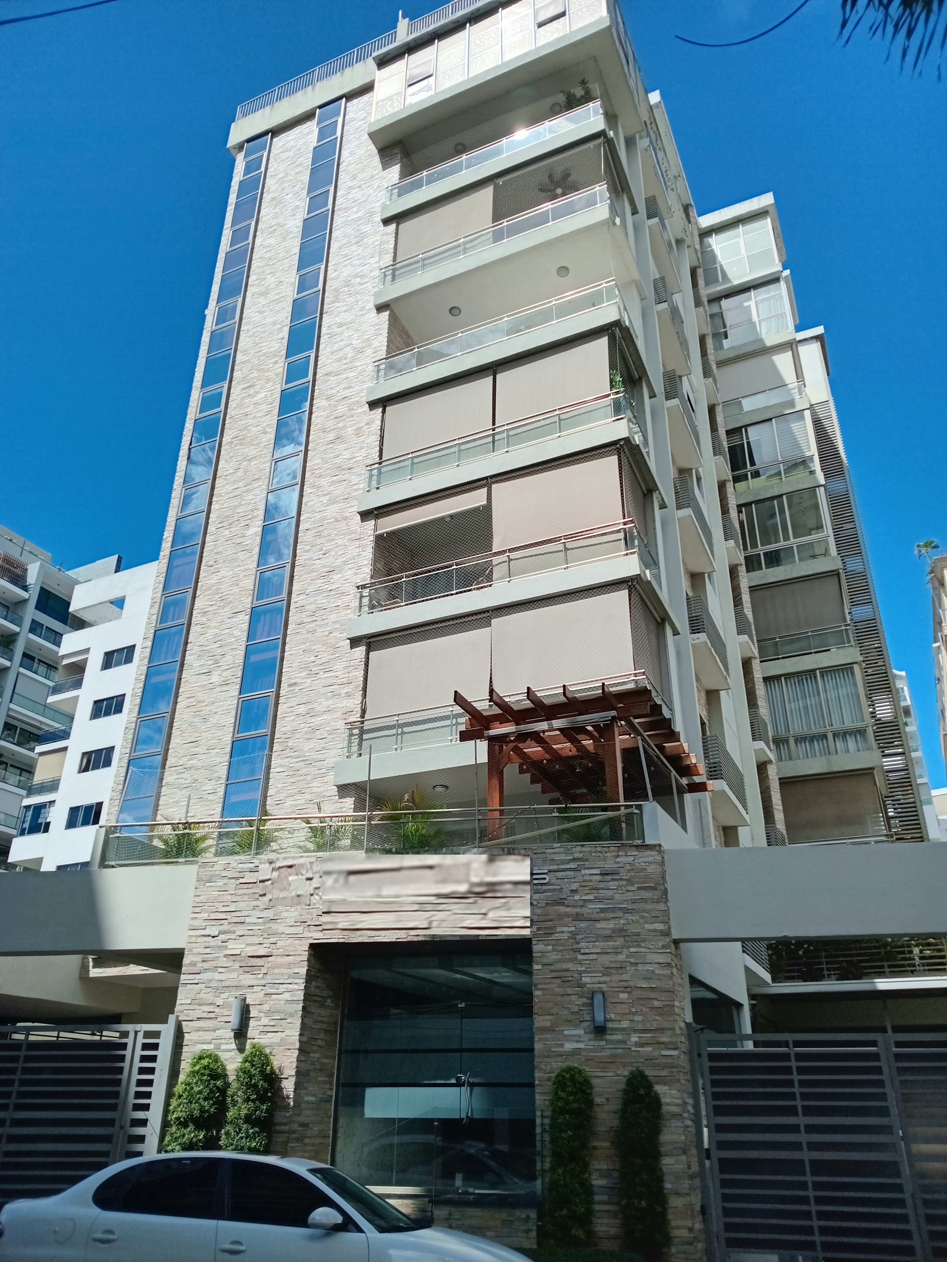 apartamentos - venta en Naco cerca nacional de la Tiradentes 9