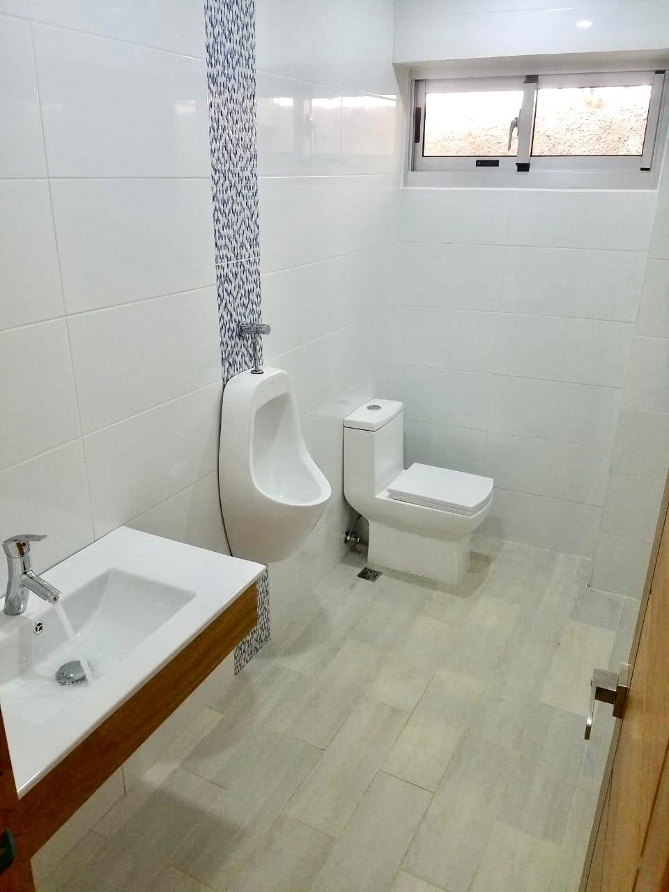 oficinas y locales comerciales - Alquilo local en Bella Vista 1er nivel NO negocios de comida ni bebida 2