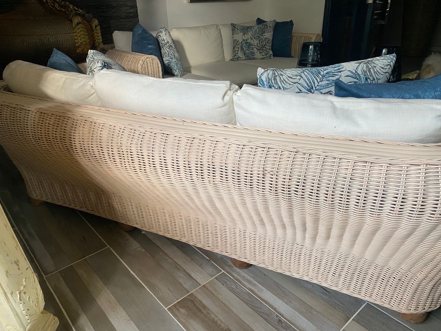 muebles y colchones - Mueble de rattan de 3 plaza excelente condiciones y cojines de excelente calidad 4