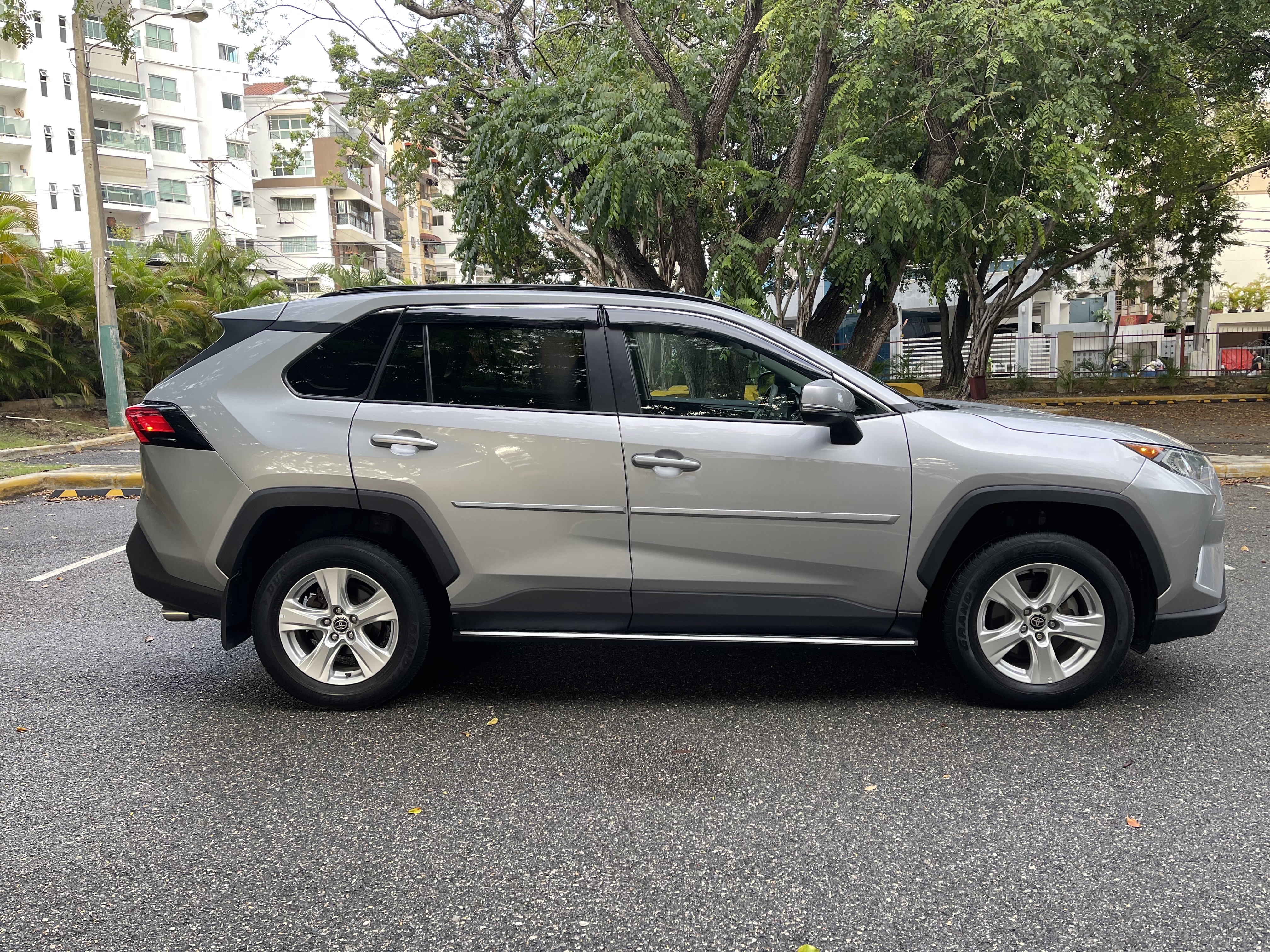 jeepetas y camionetas - Toyota rav4 XLE 2021 5