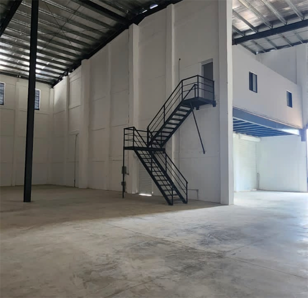 oficinas y locales comerciales - Nave céntrica con buen espacio 3