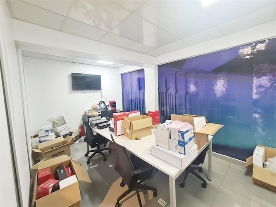oficinas y locales comerciales - Local amplio en zona comercial 3