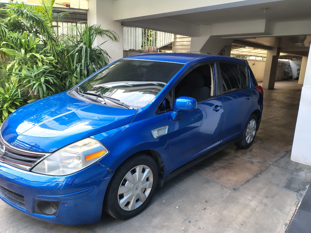 carros - ¡Oportunidad! Nissan Versa en excelente estado 