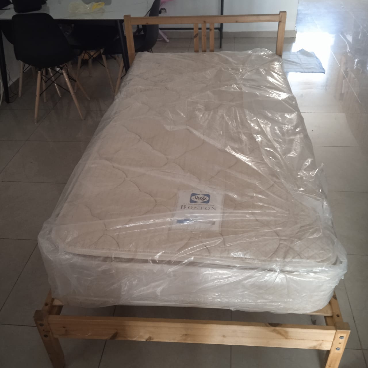 muebles y colchones - cama base de madera con colchón Sealy como.nuevo  2
