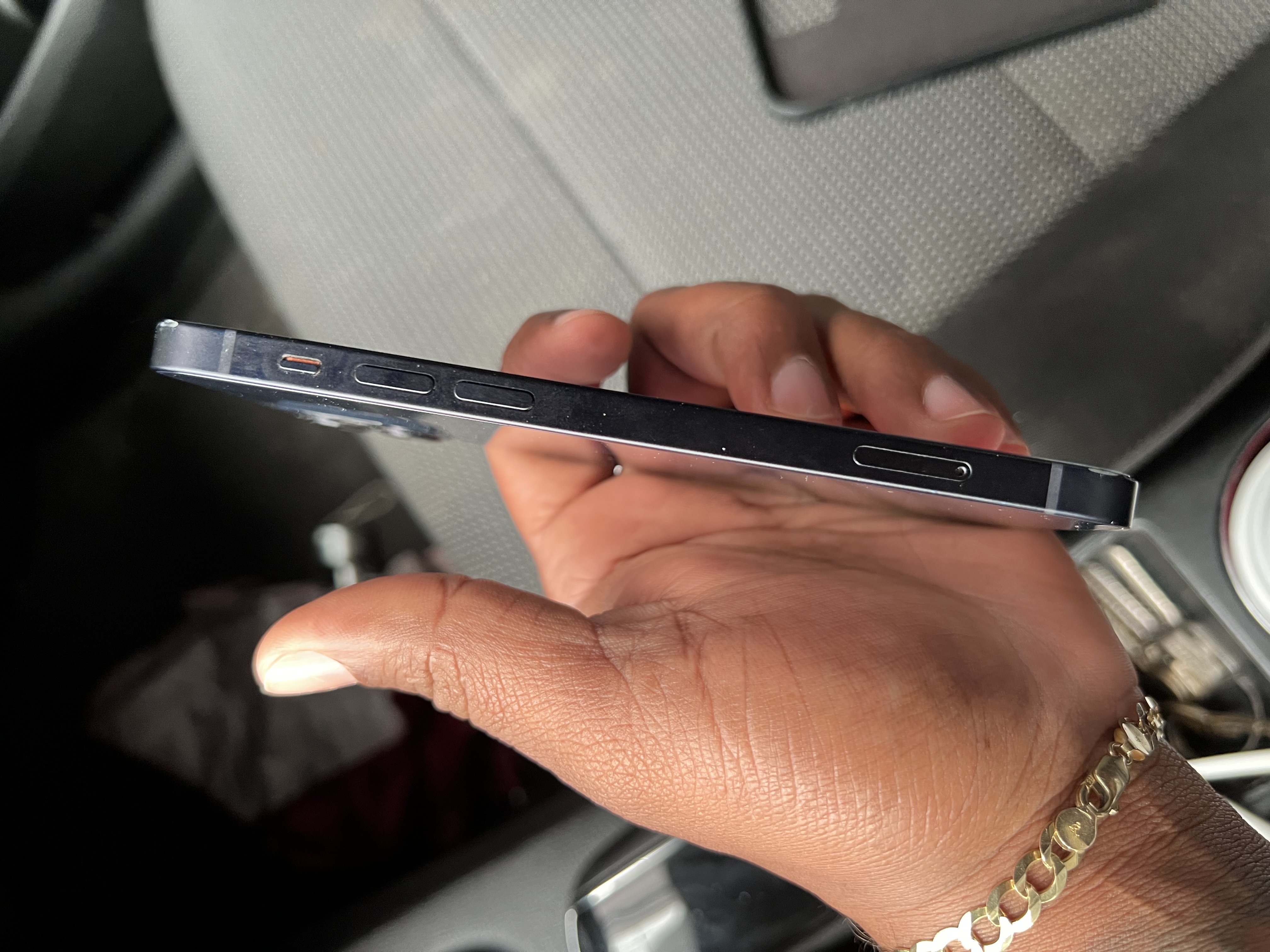 celulares y tabletas - vendo iPhone 12 normal de 63 batería en 83 4