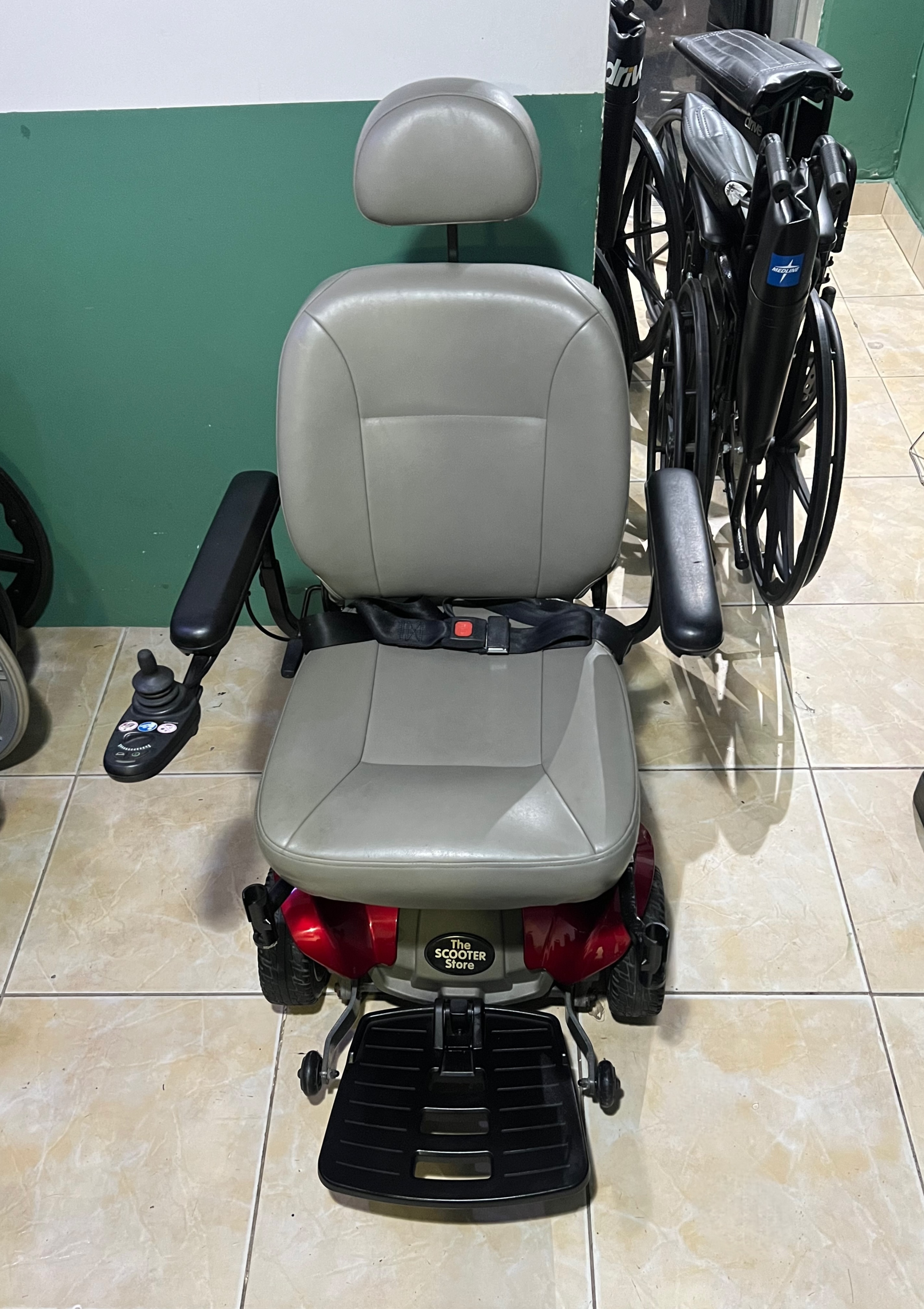salud y belleza - Silla de rueda electrica con su cargador y bateria 1
