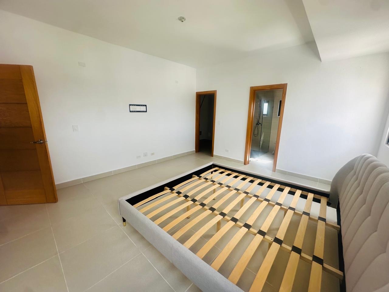 penthouses - Evaristo morales 

Tenemos disponibles PENTHOUSE 2 niveles 
Semi amueblado 

 3