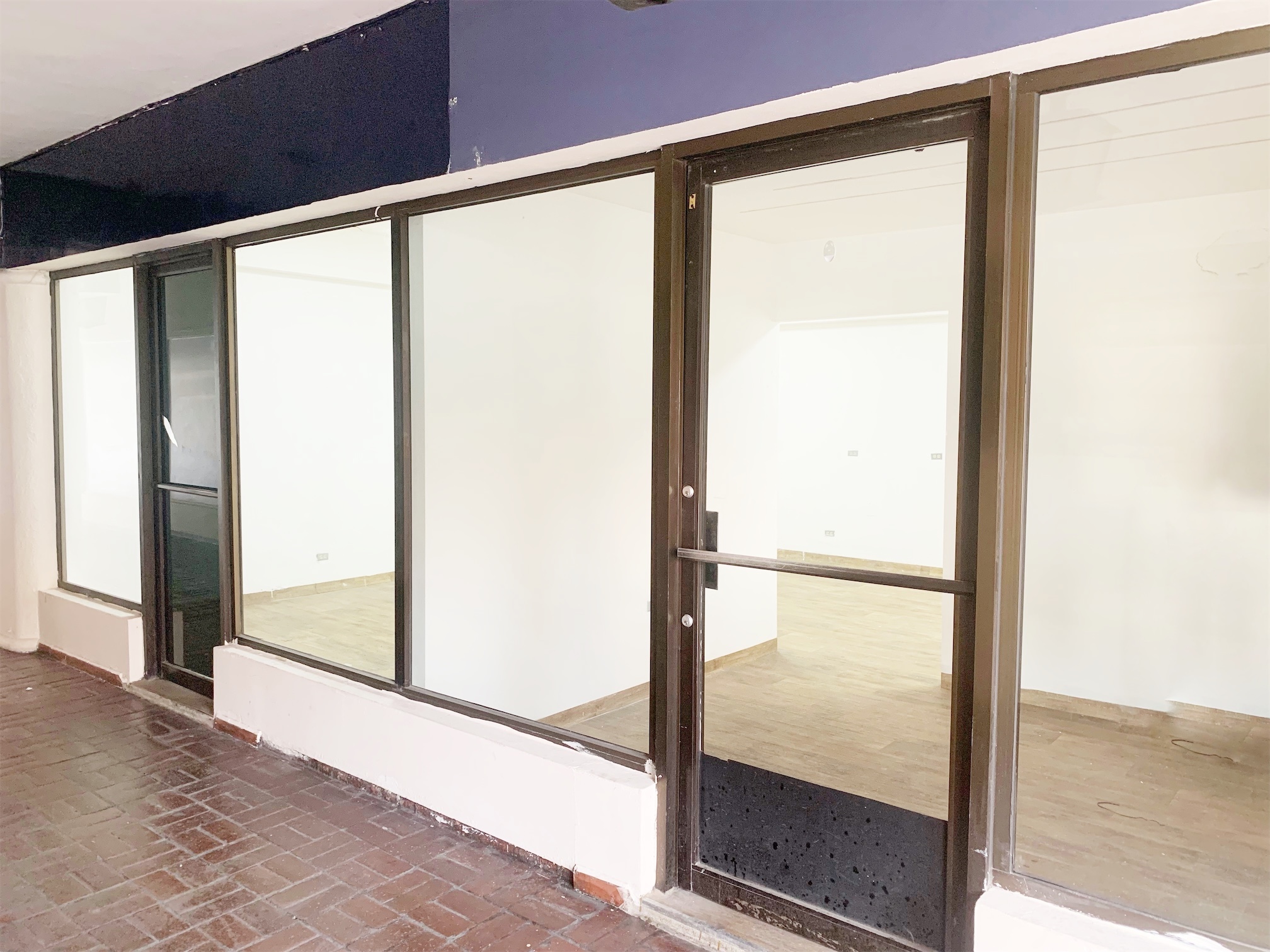 oficinas y locales comerciales - Local céntrico en Piantini 1
