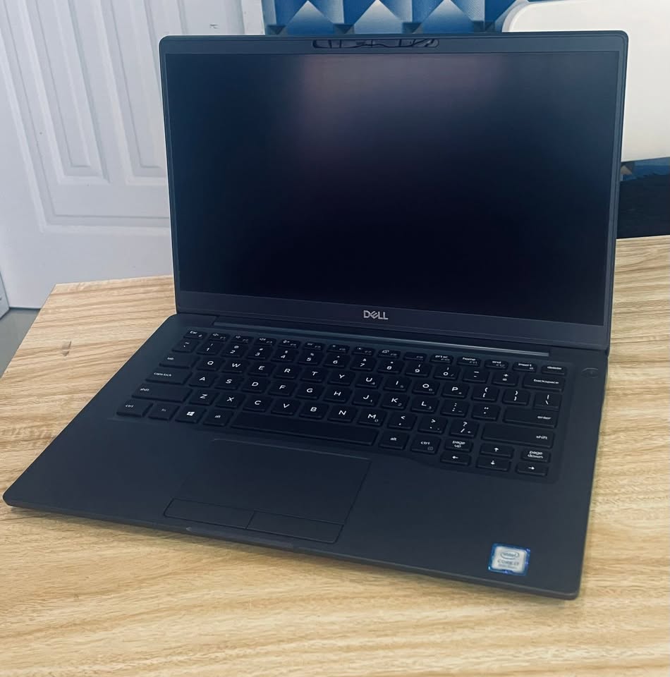 computadoras y laptops - Laptop Dell Latitude7400 Intel core i7 16GB RAM 1