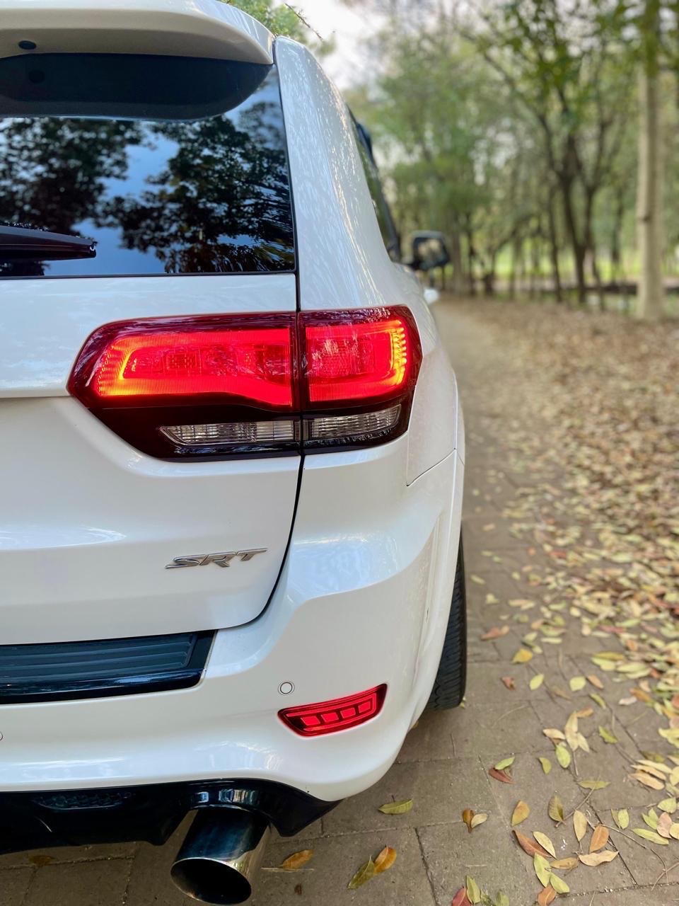 jeepetas y camionetas - VENDO EXCELENTE CONDICIÓN JEEP GRAND CHEROKEE SRT 4x4 6