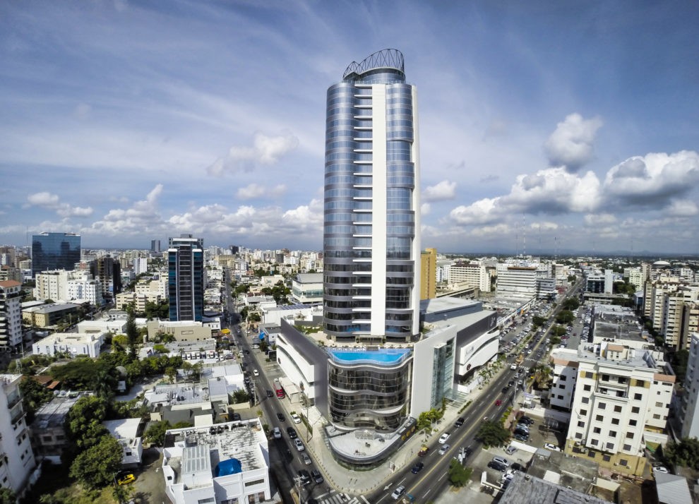 oficinas y locales comerciales - Propiedad Comercial en plaza alquiler en naco , Santo Domingo 0