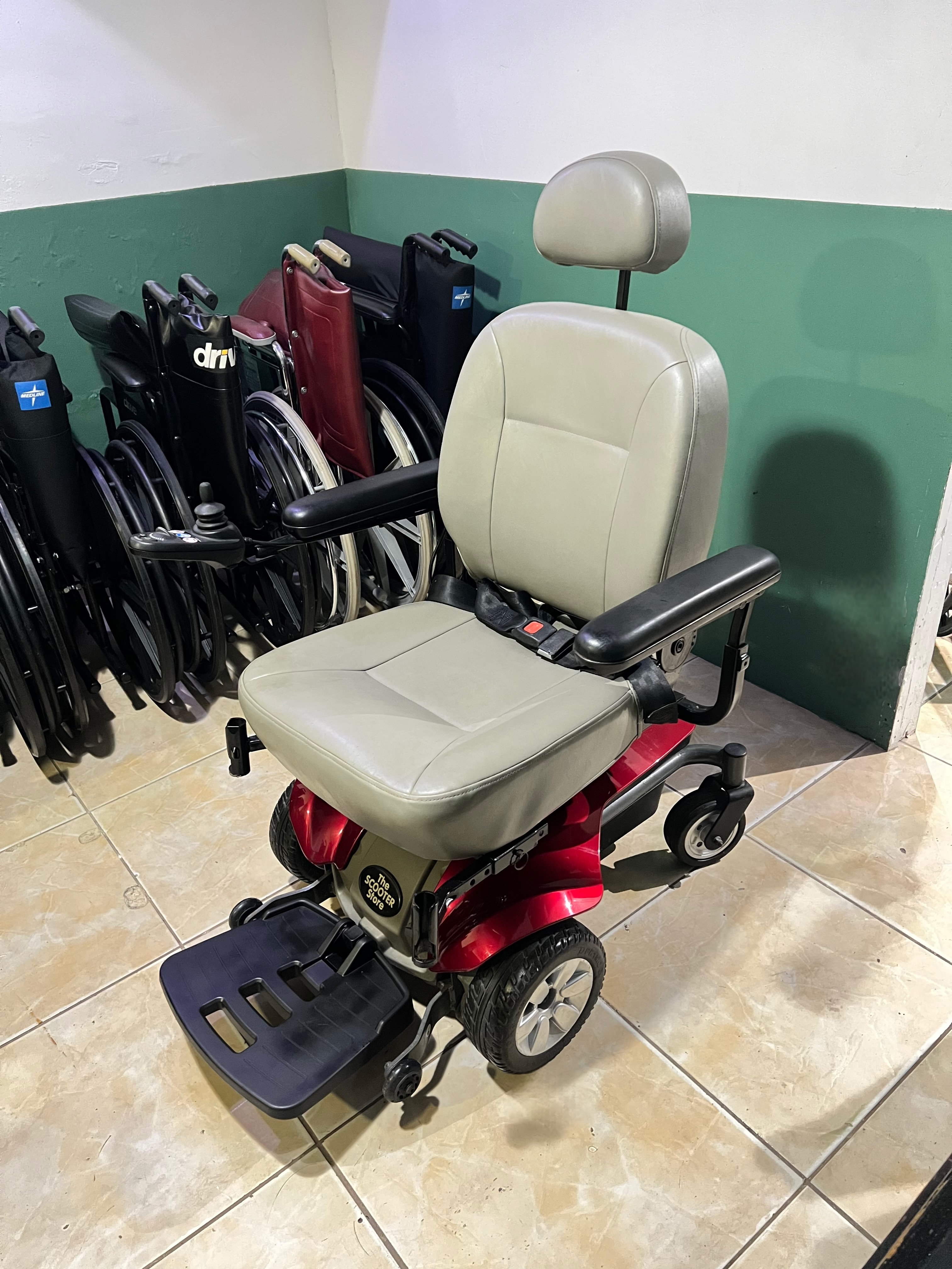 salud y belleza - Silla de rueda electrica con su cargador y bateria 2