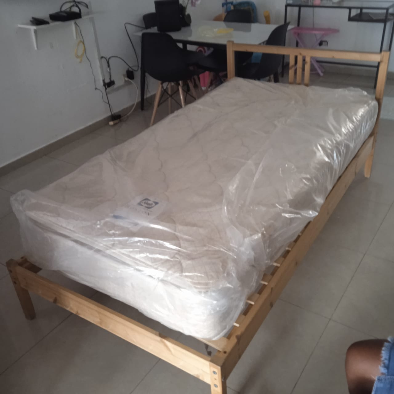 muebles y colchones - cama base de madera con colchón Sealy como.nuevo 
