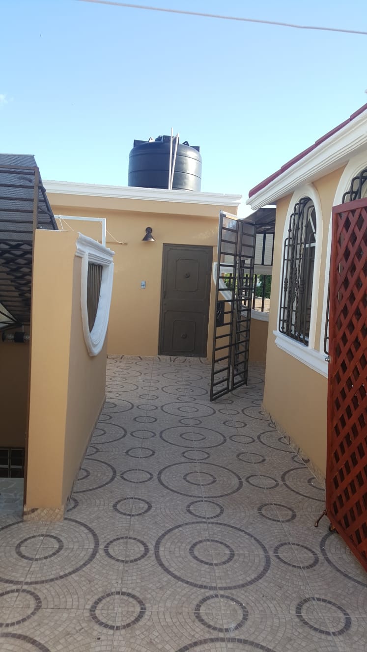 casas - 🏡 Venta de Casa de 3 Niveles en San Isidro. 9