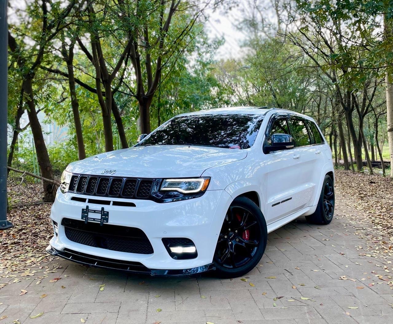 jeepetas y camionetas - VENDO EXCELENTE CONDICIÓN JEEP GRAND CHEROKEE SRT 4x4 7