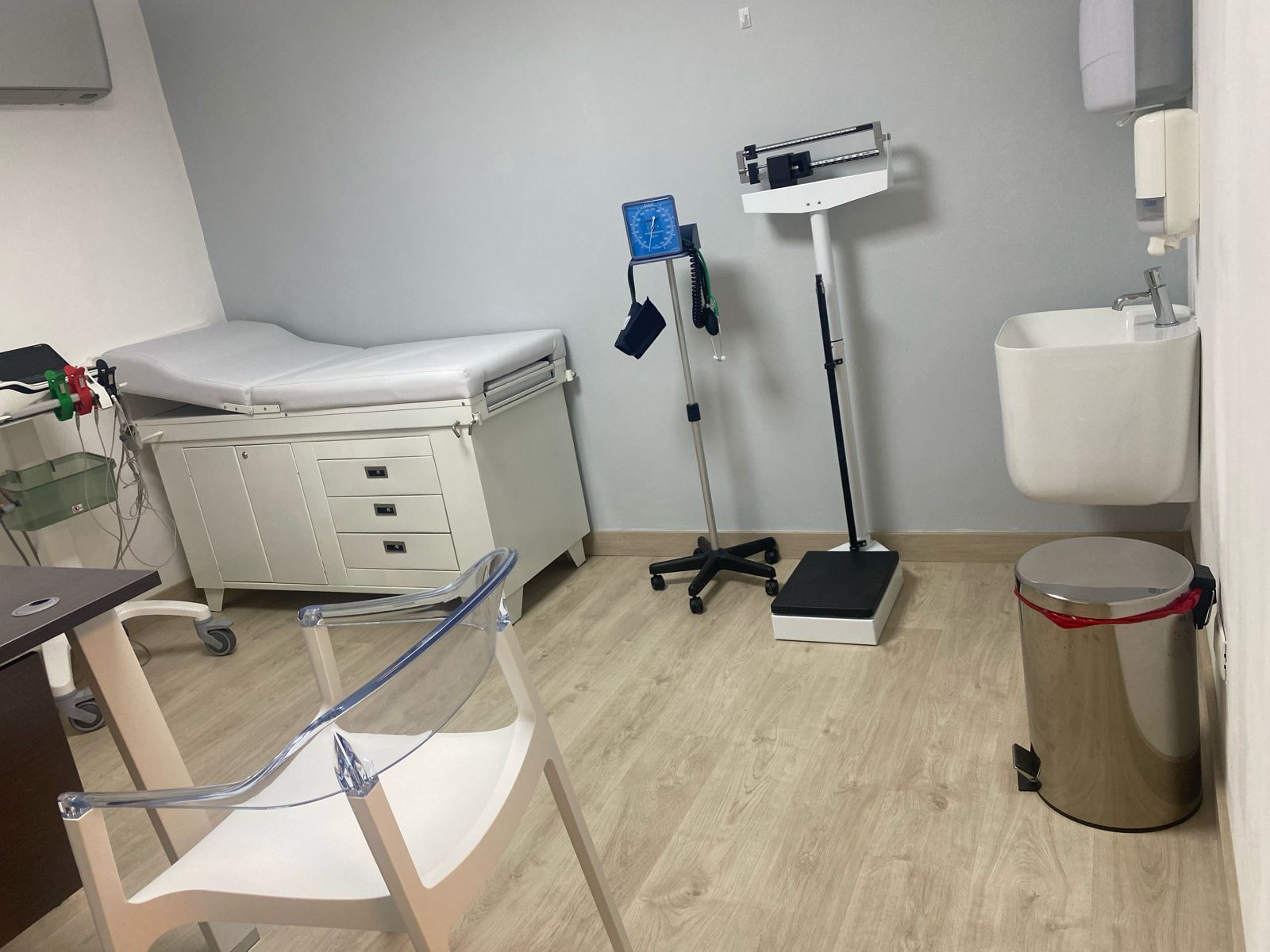oficinas y locales comerciales - Alquilo un 1er Piso Completo de Consultorios Médicos amueblados  5