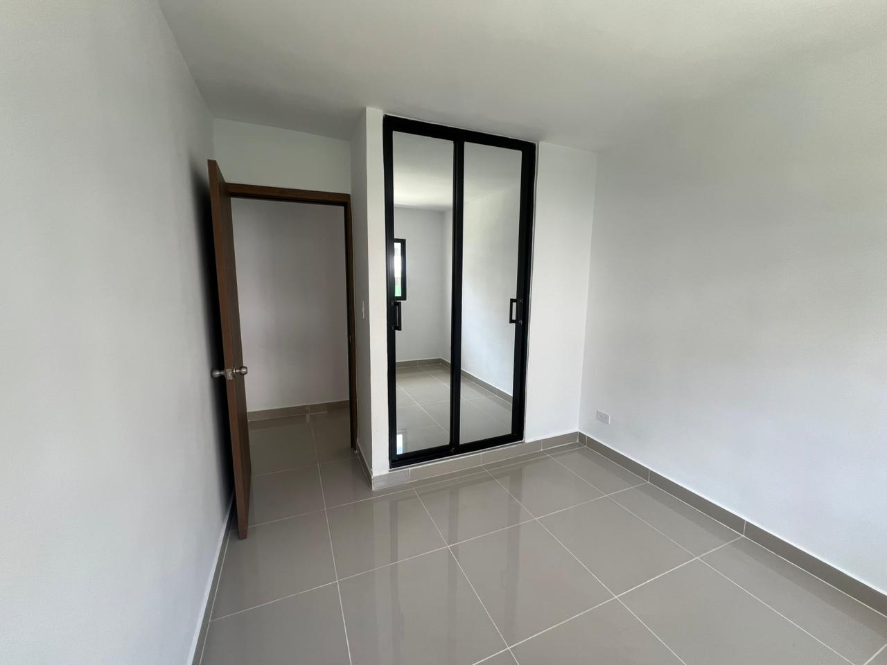 apartamentos - Se alquila apartamento prox a la Av. Charles de Gaulle detrás de la sirena 5
