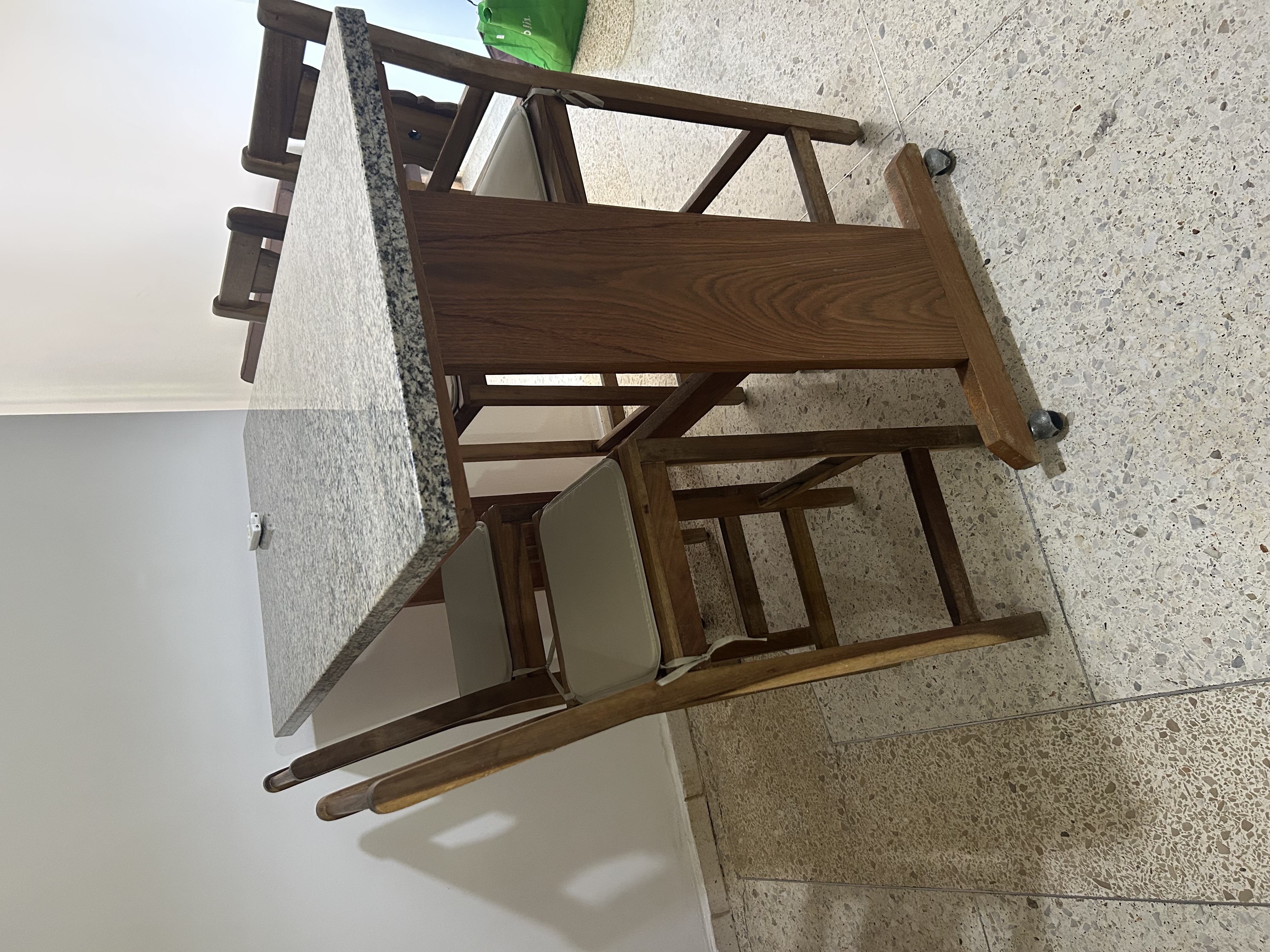 muebles y colchones - Desayunador de madera preciosa con tope de mármol y 4 sillas altas. 0