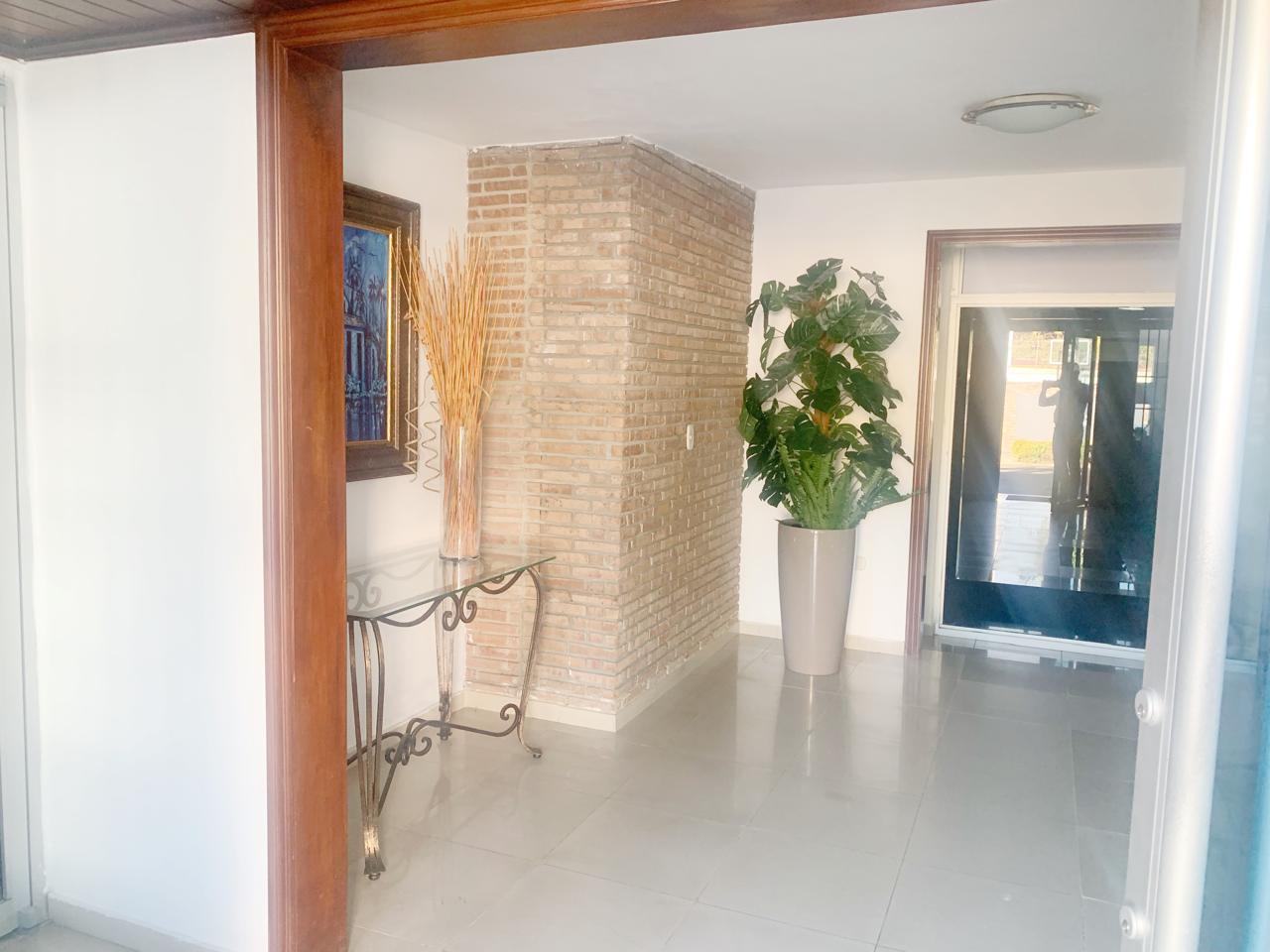 oficinas y locales comerciales - Local céntrico en los Prados  2