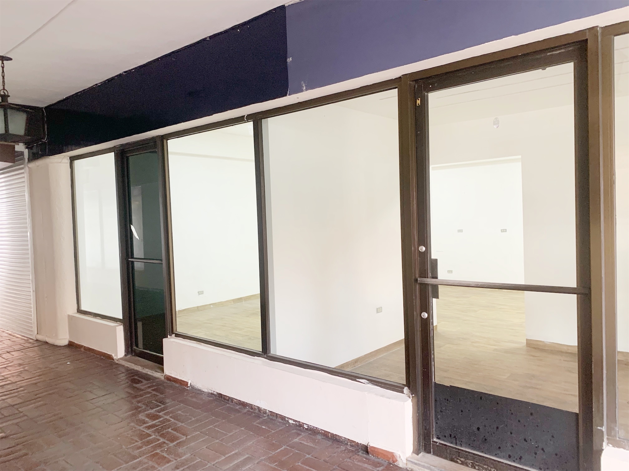 oficinas y locales comerciales - Local céntrico en Piantini 4