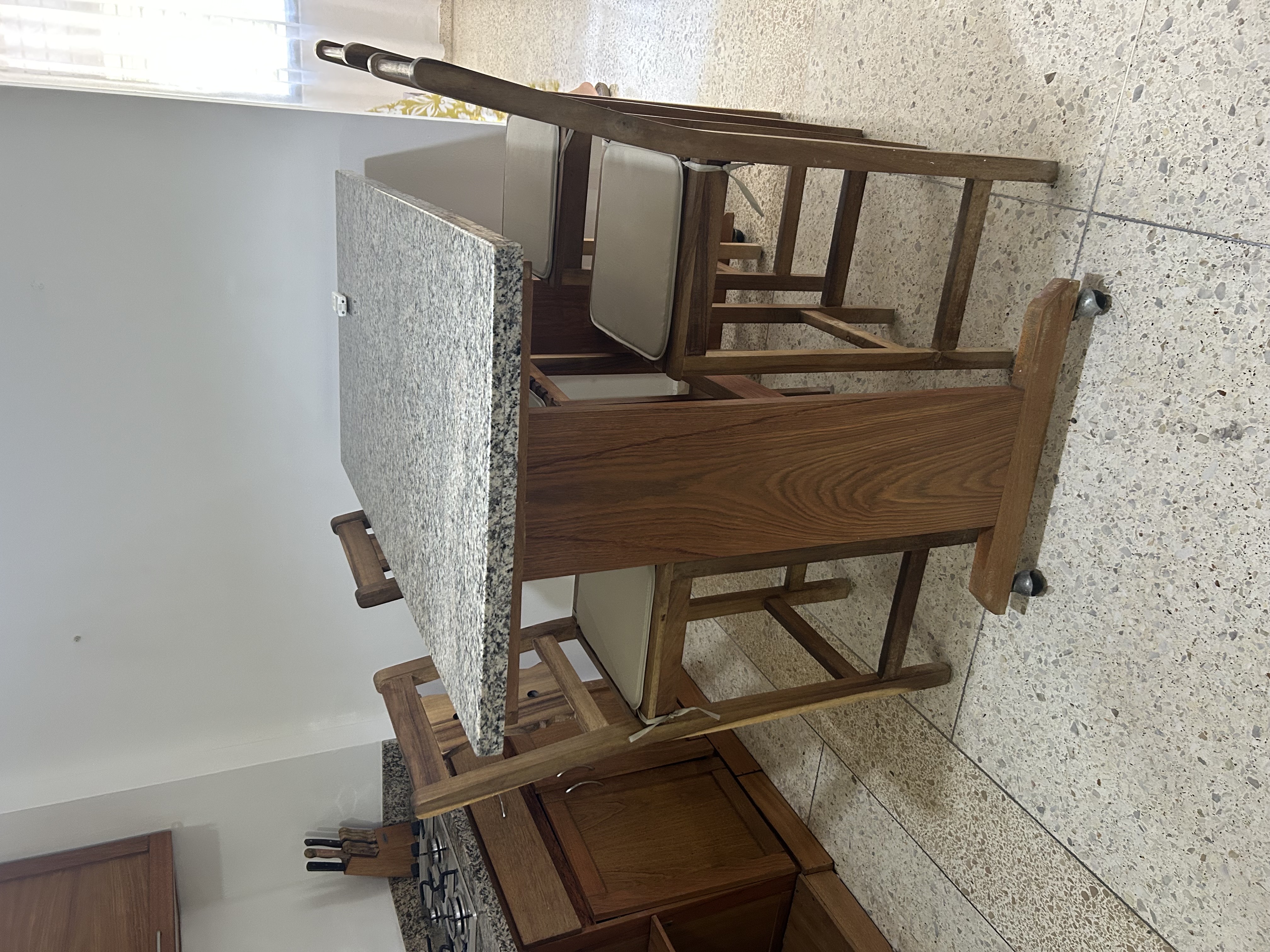 muebles y colchones - Desayunador de madera preciosa con tope de mármol y 4 sillas altas. 1