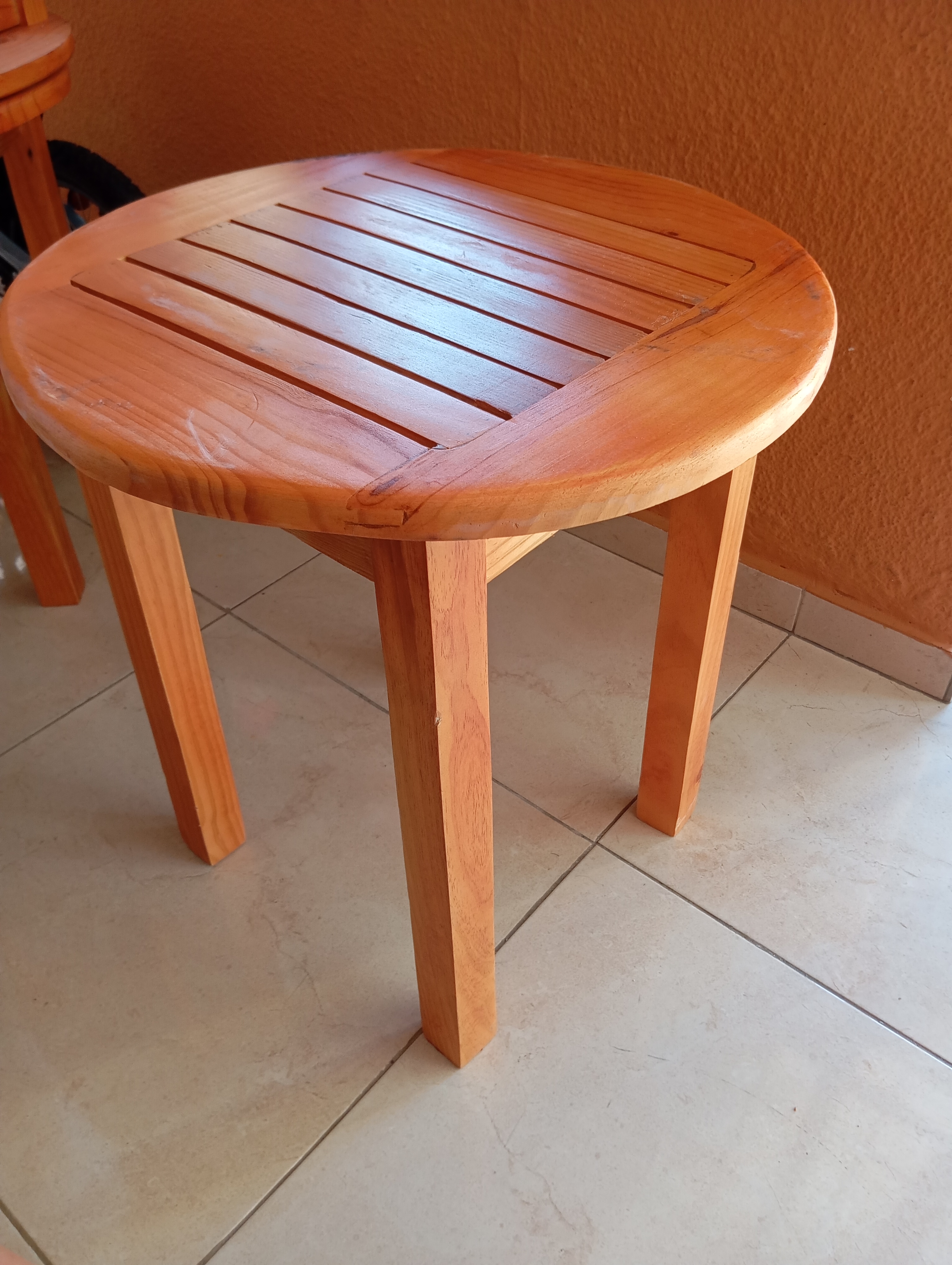 muebles y colchones - mesitas auxiliares de madera terminación de primera  0