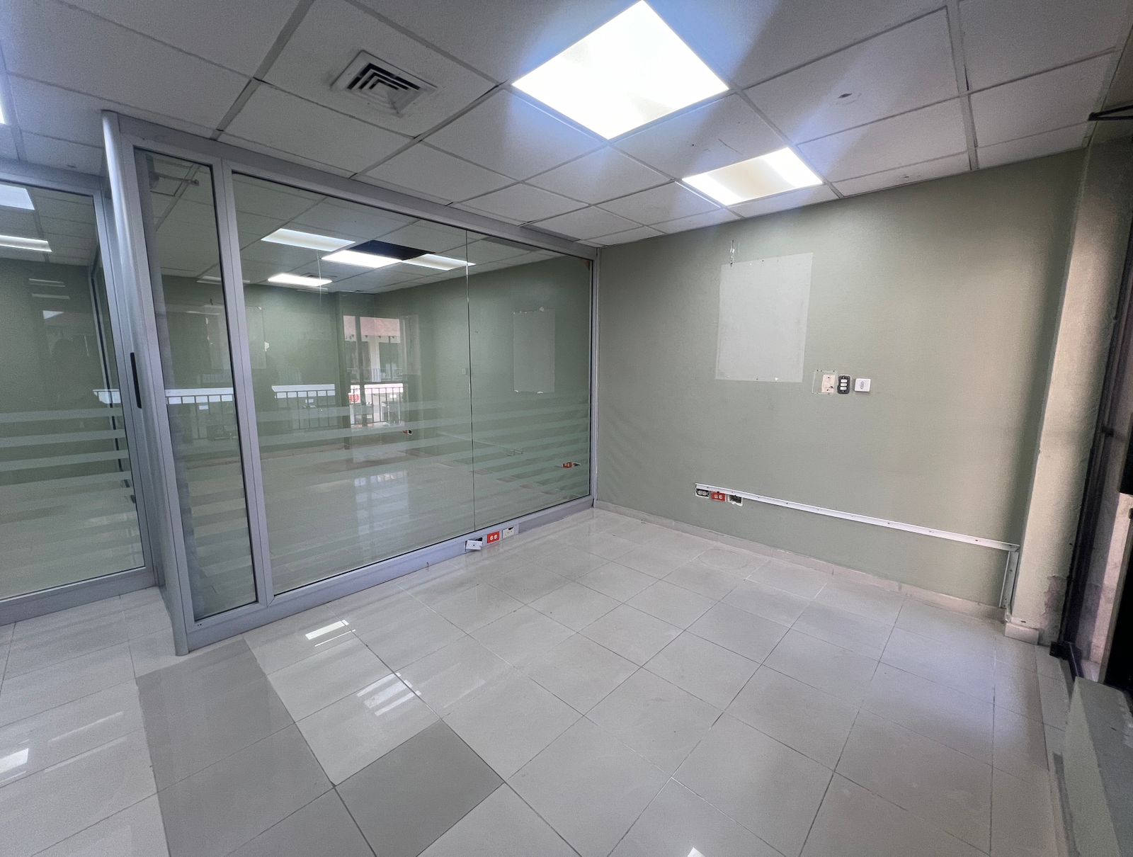 oficinas y locales comerciales - Alquilo Local en Piantini de 127 MTS 1