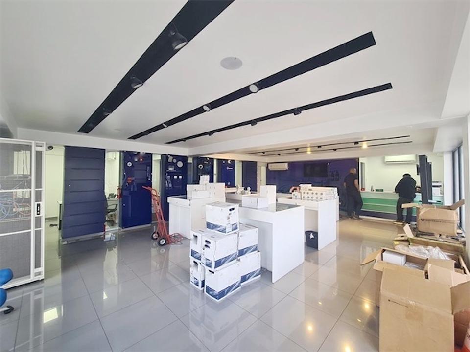 oficinas y locales comerciales - Local amplio en zona comercial 4