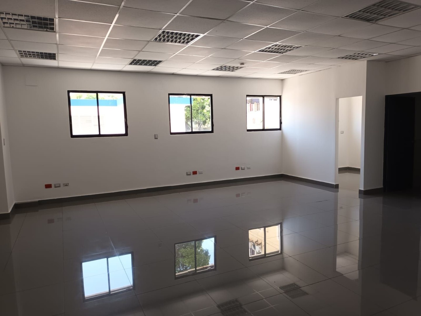 oficinas y locales comerciales - Los Prados 1er nivel 60m2 1 parqueo  0