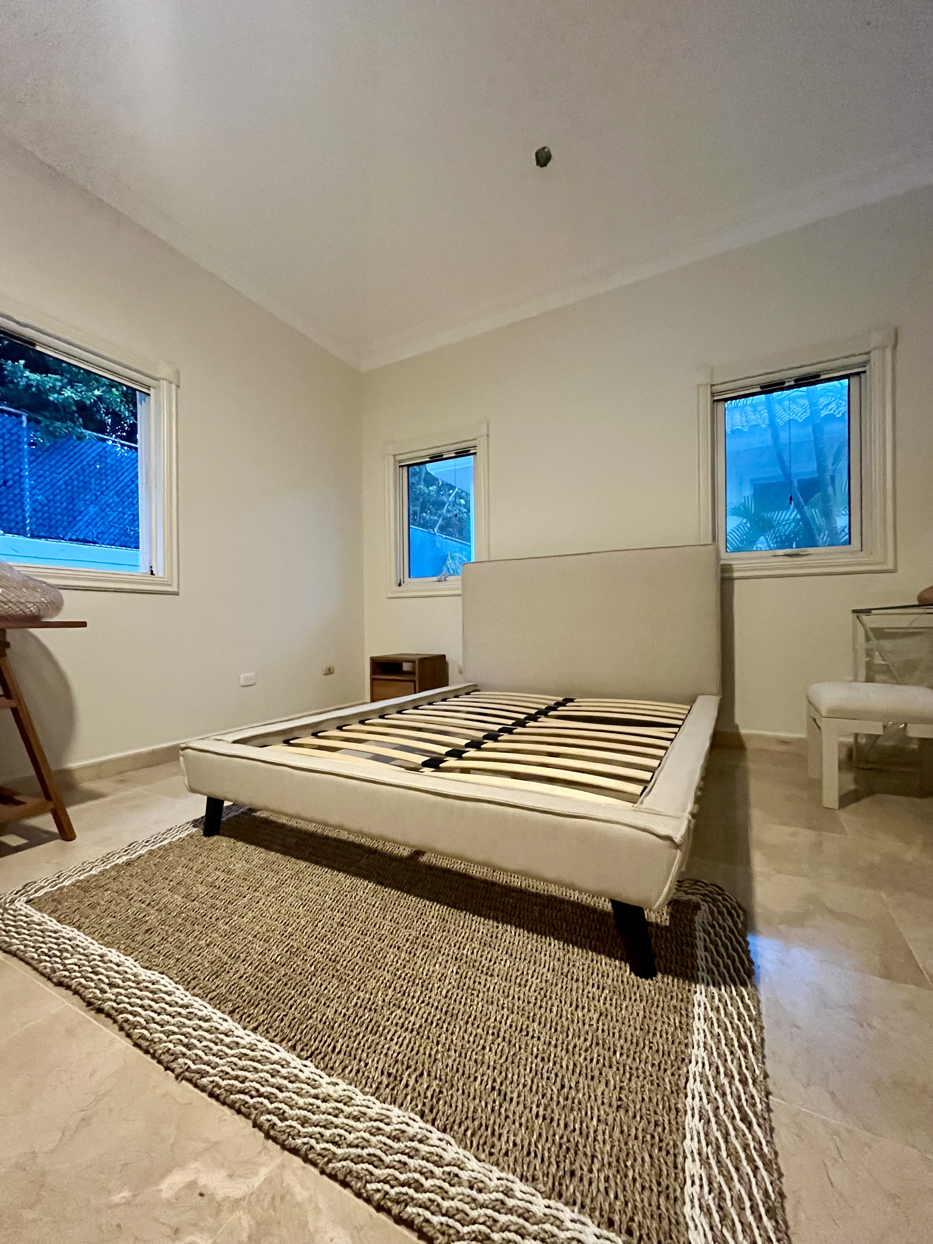 muebles y colchones - ✨ ¡VENDO CAMA QUEEN RECIÉN TAPIZADA! ✨ 0