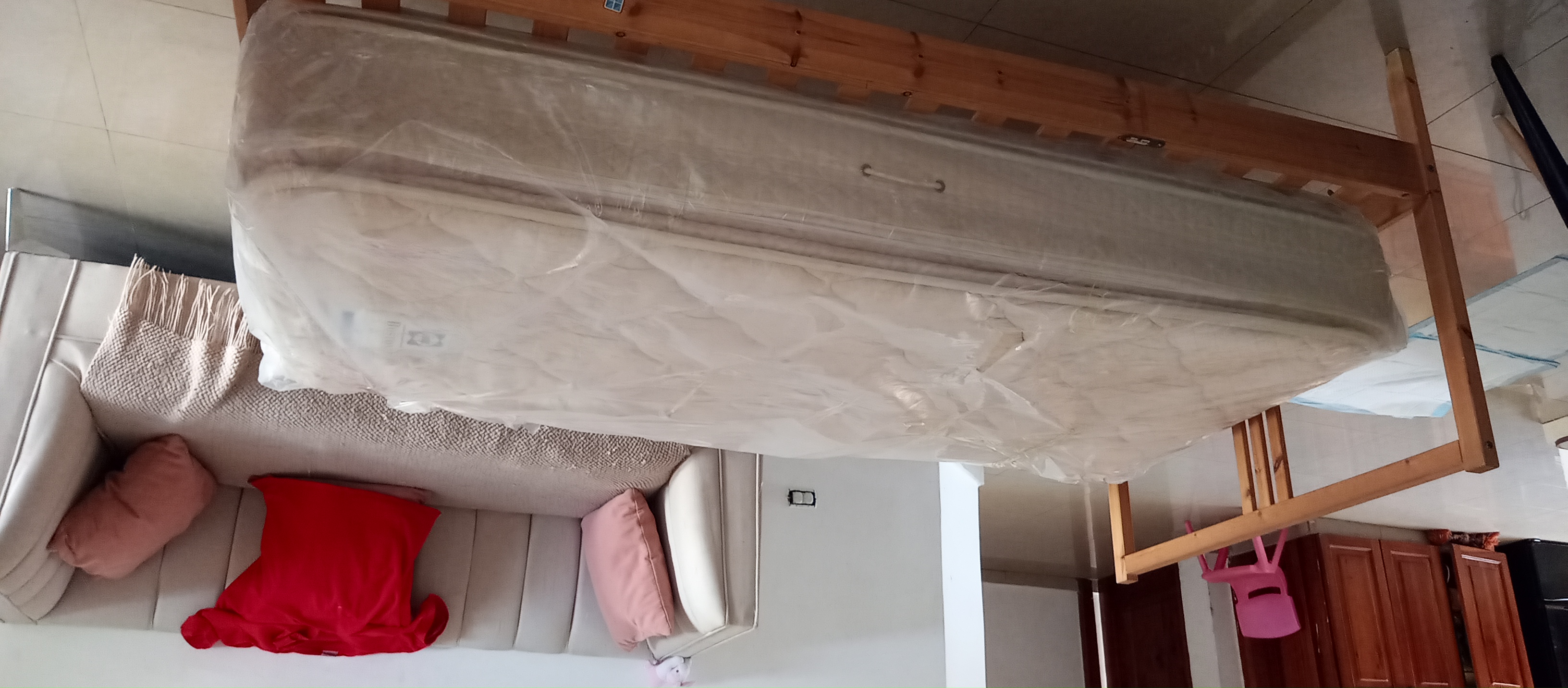 muebles y colchones - cama base de madera con colchón Sealy como.nuevo  3
