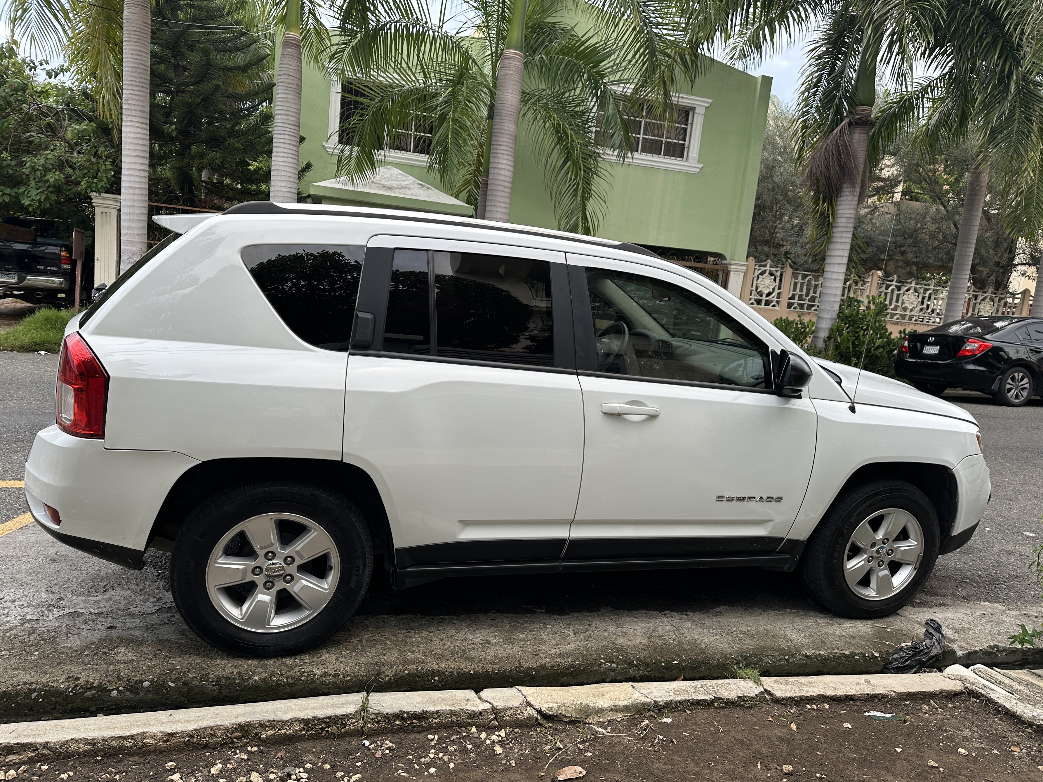 jeepetas y camionetas - Jeep Compass en excelente estado – Automática, con papeles al día.  1