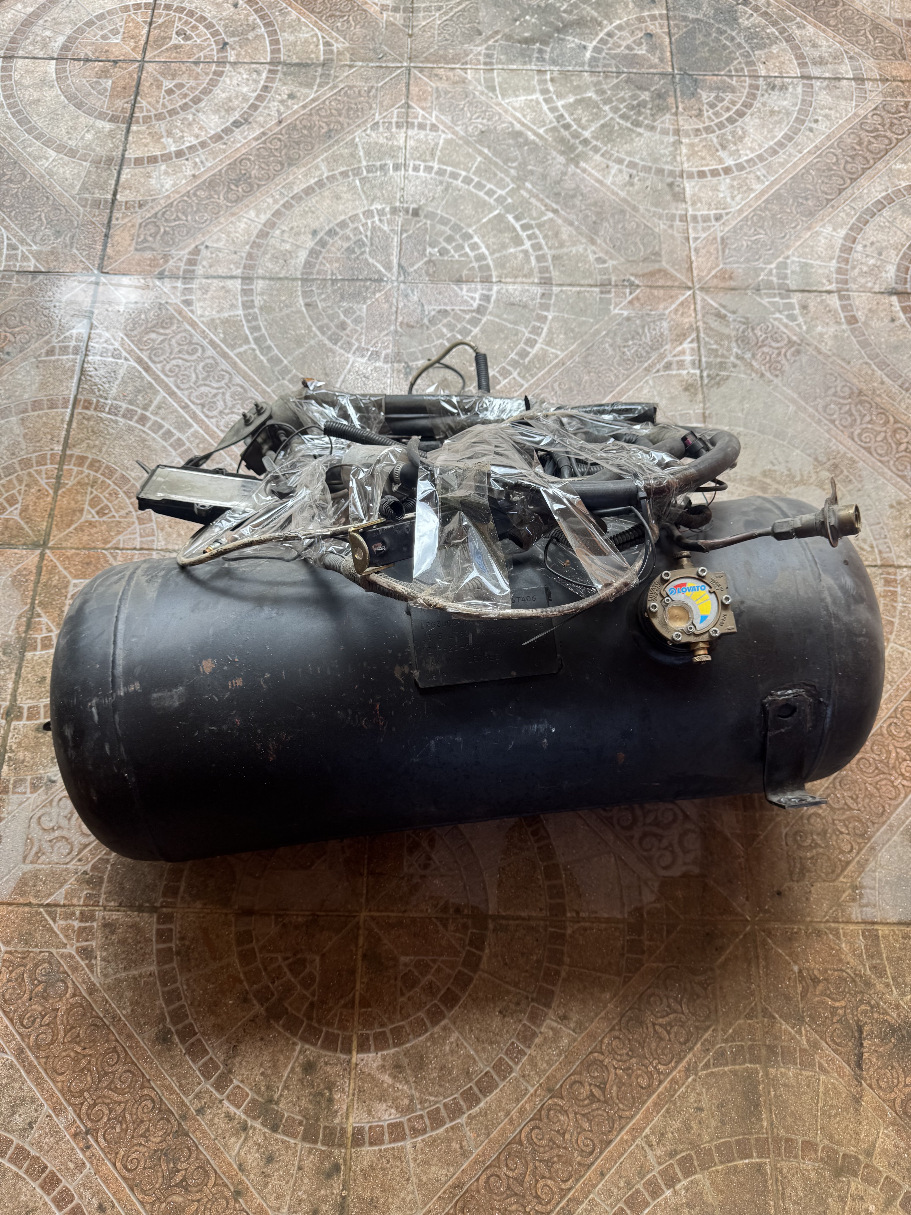 accesorios para vehiculos - Equipo de Gas por inyectores de 4, tanque de 13 galones, completo 0