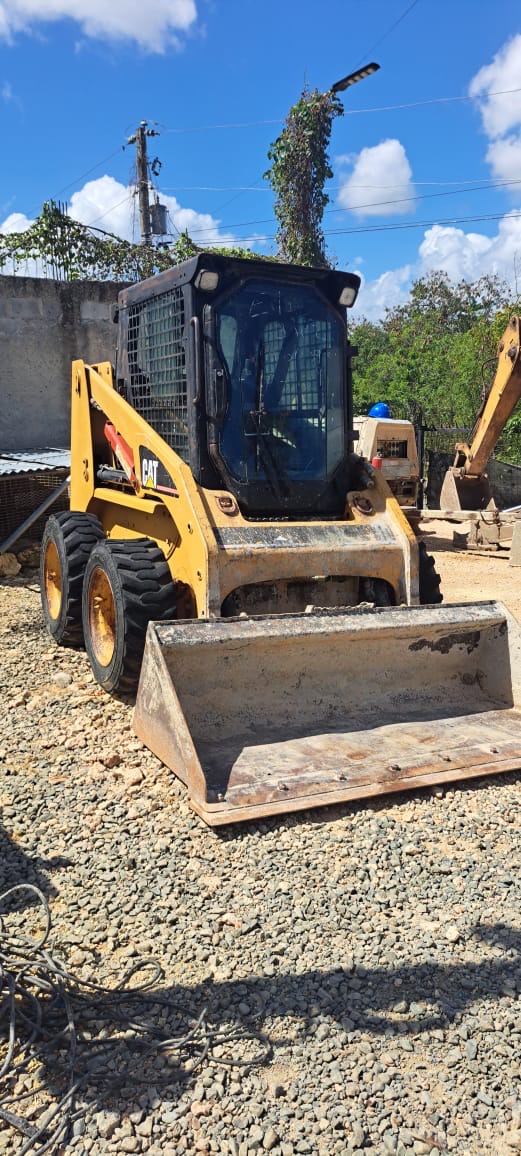 camiones y vehiculos pesados - Minicargador Caterpillar 226 año 2004 0