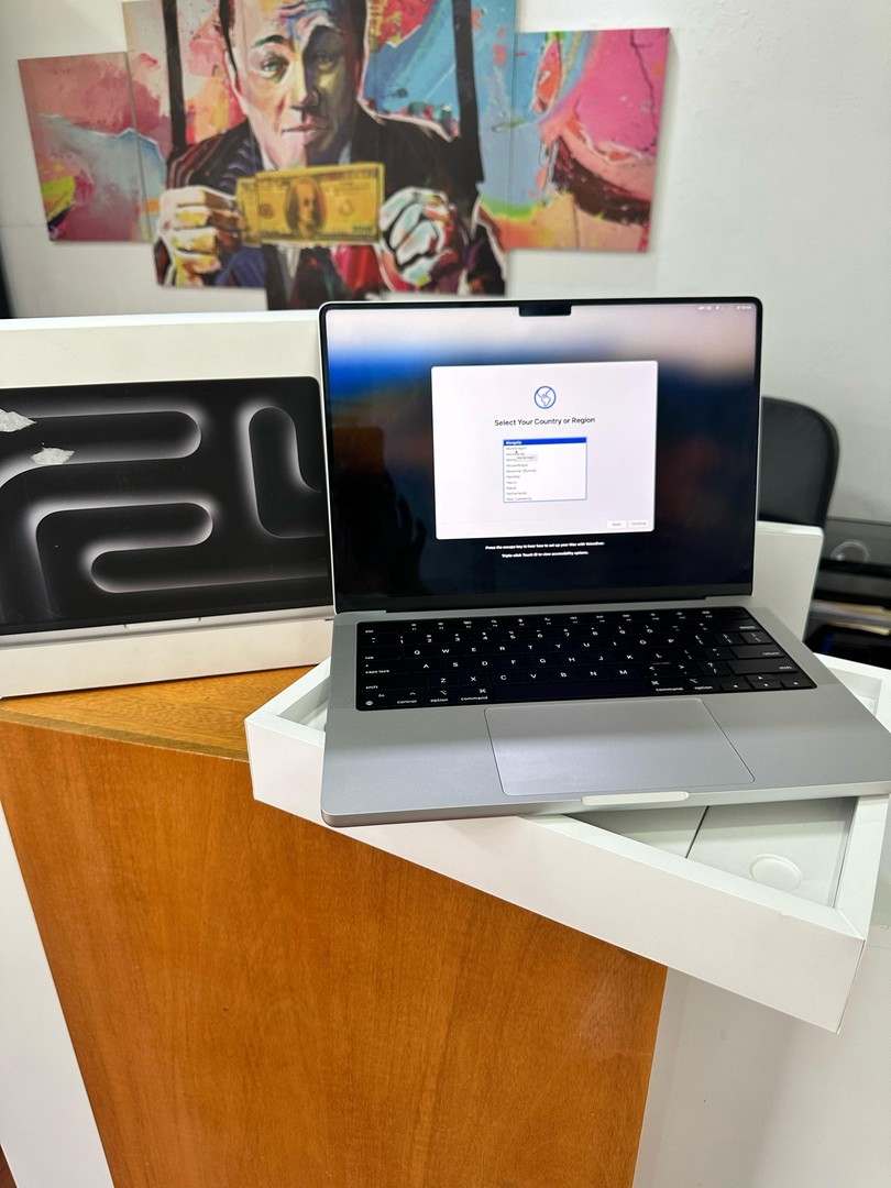 computadoras y laptops - MACBOOK PRO CHIP M3 PRO - 512GB SSD - 18GB SSD - 14 INCH - SILVER 0