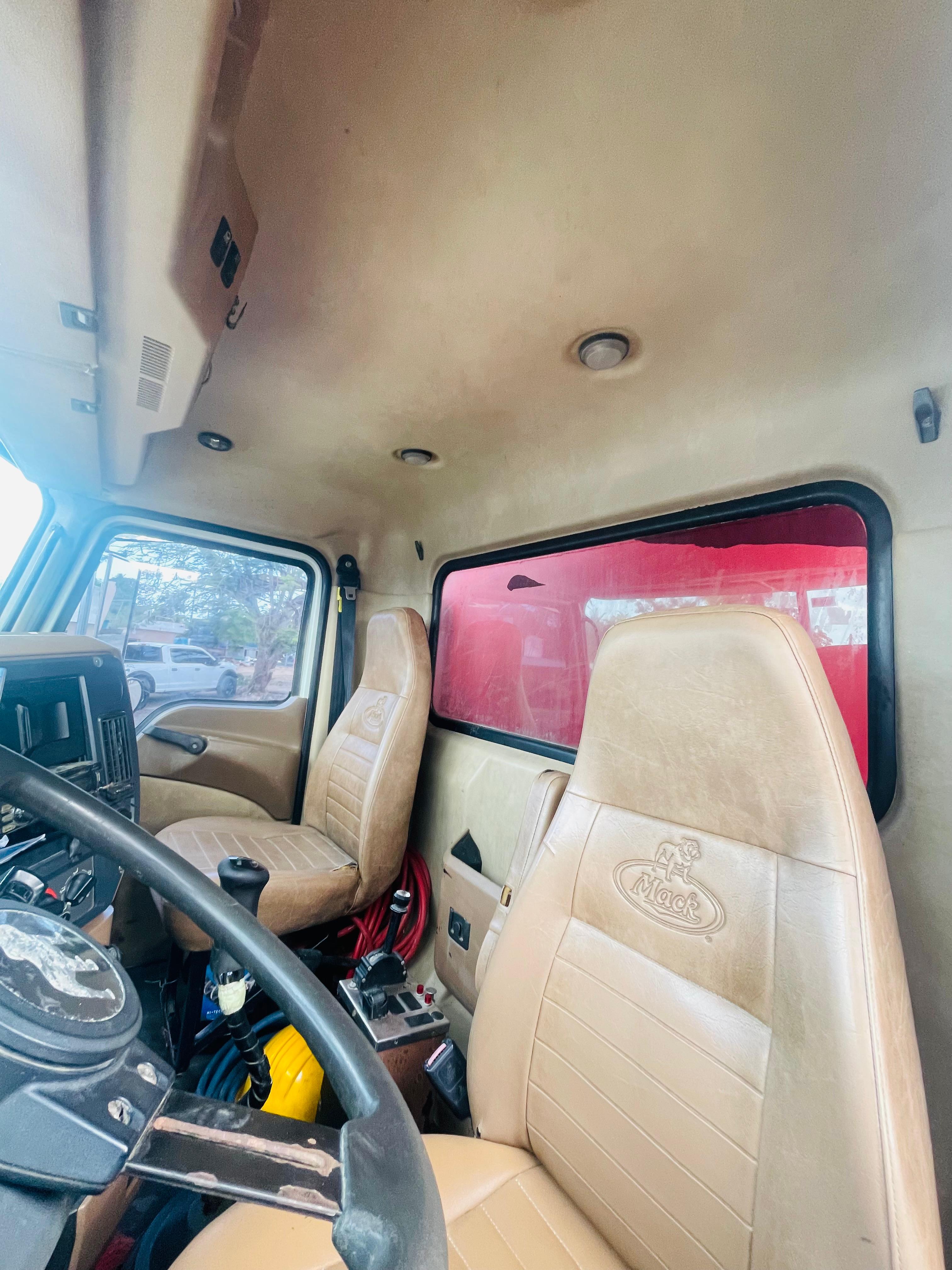 camiones y vehiculos pesados - CAMION MACK VOLTEO 4