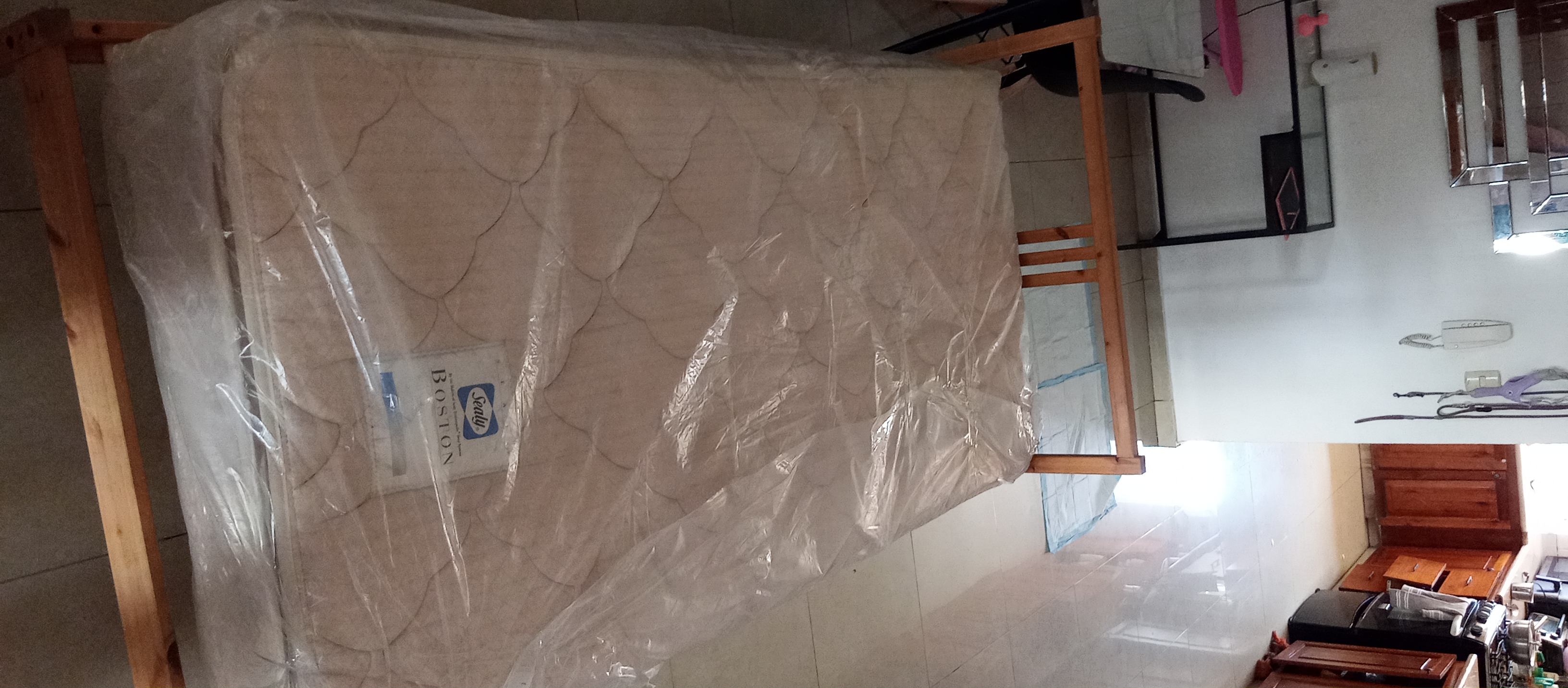 muebles y colchones - cama base de madera con colchón Sealy como.nuevo  4