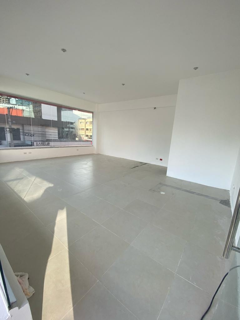 oficinas y locales comerciales - ALQUILO Local En Plaza Comercial 2do Nivel En Evaristo Morales
*CODIGO: PD101* 1