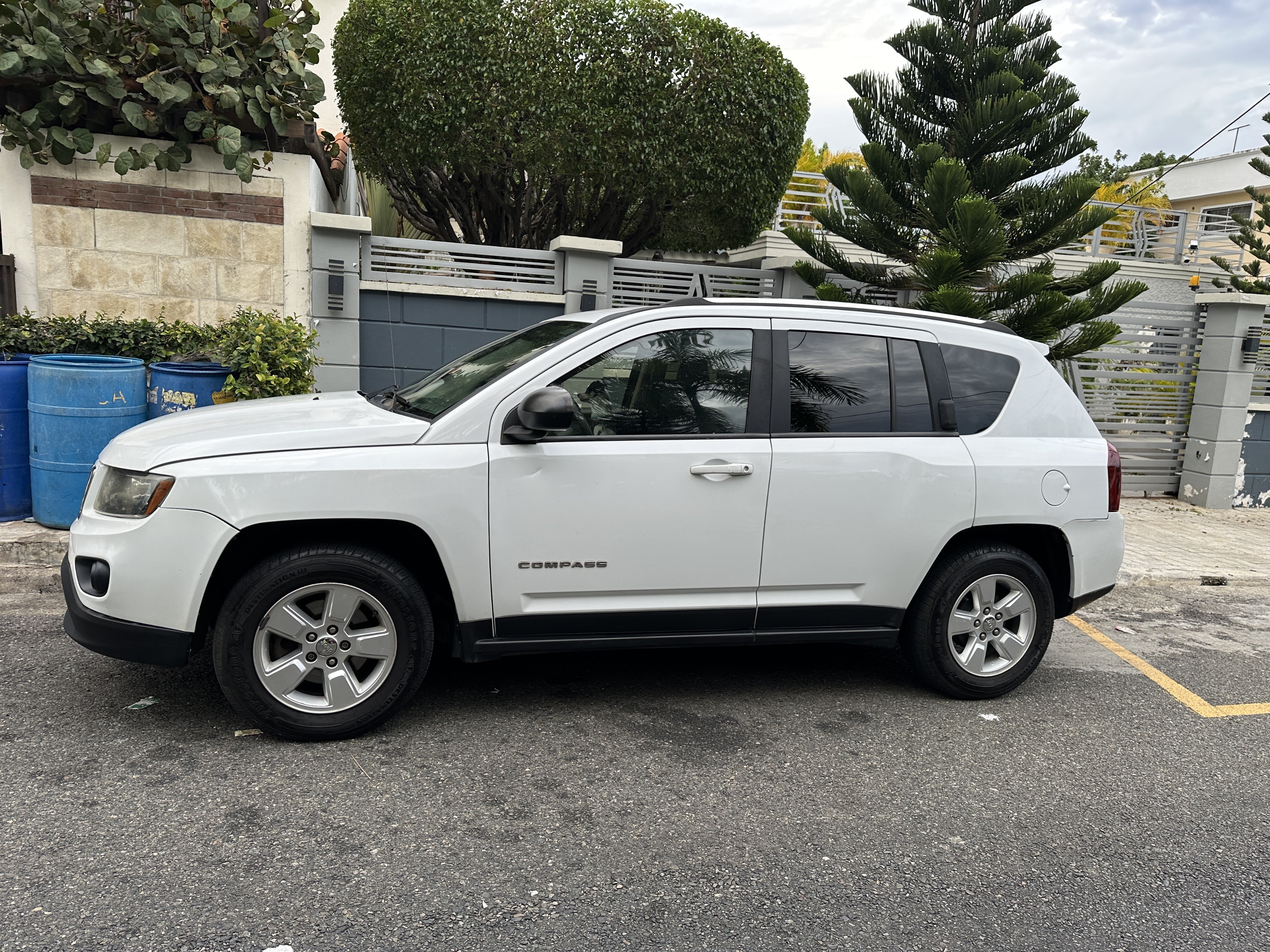 jeepetas y camionetas - Jeep Compass en excelente estado – Automática, con papeles al día.  2