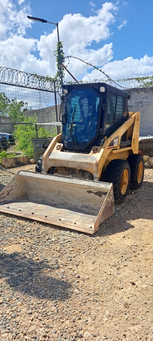 camiones y vehiculos pesados - Minicargador Caterpillar 226 año 2004 1